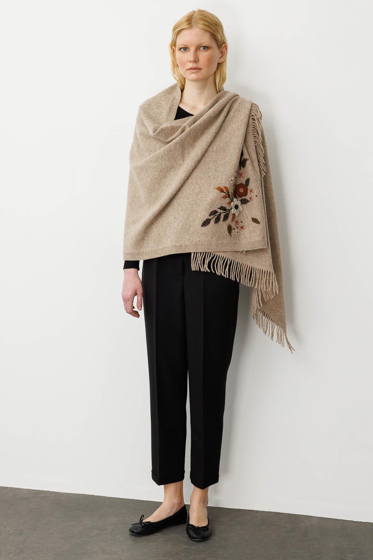 24028Kadın Papatya İşlemeli Püsküllü Yün Şal K.Bej