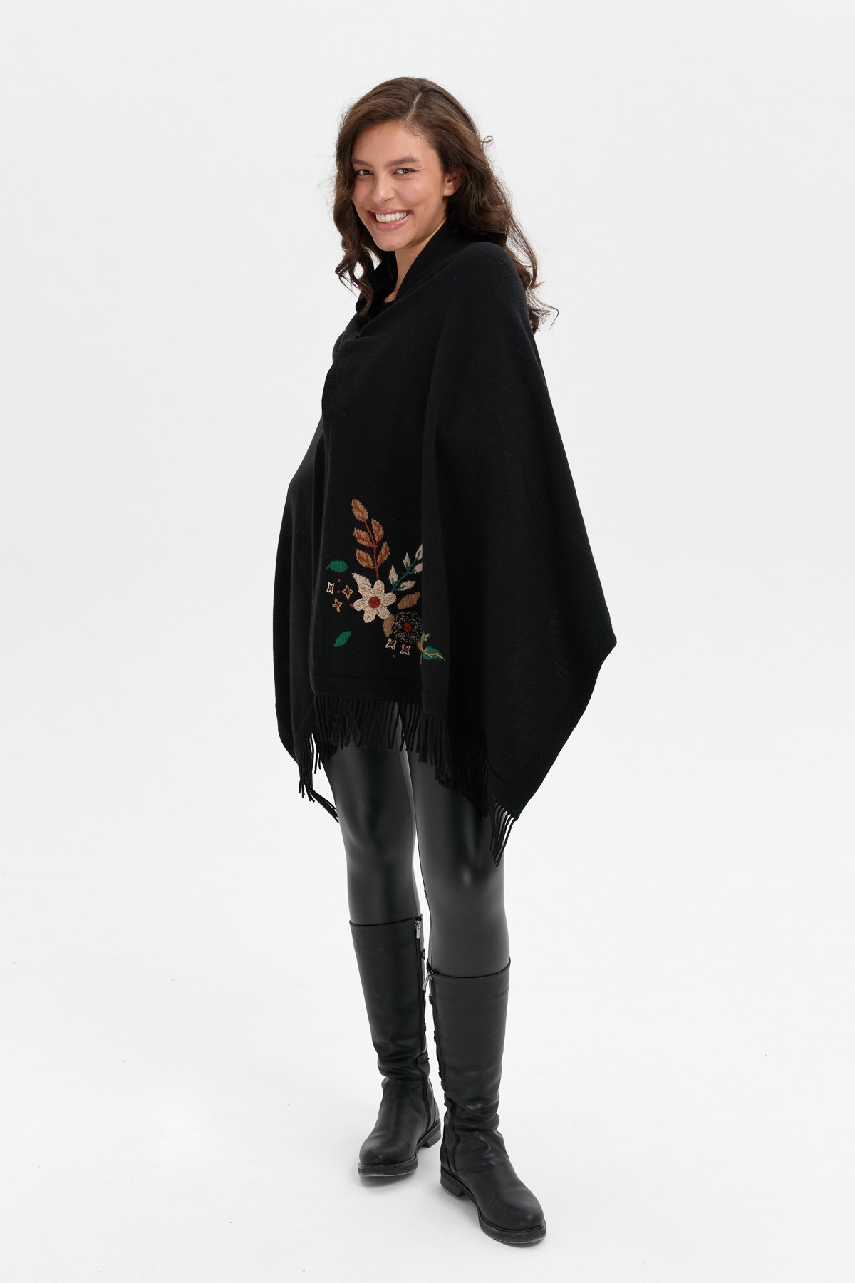 24028Kadın Papatya İşlemeli Püsküllü Yün Şal Siyah