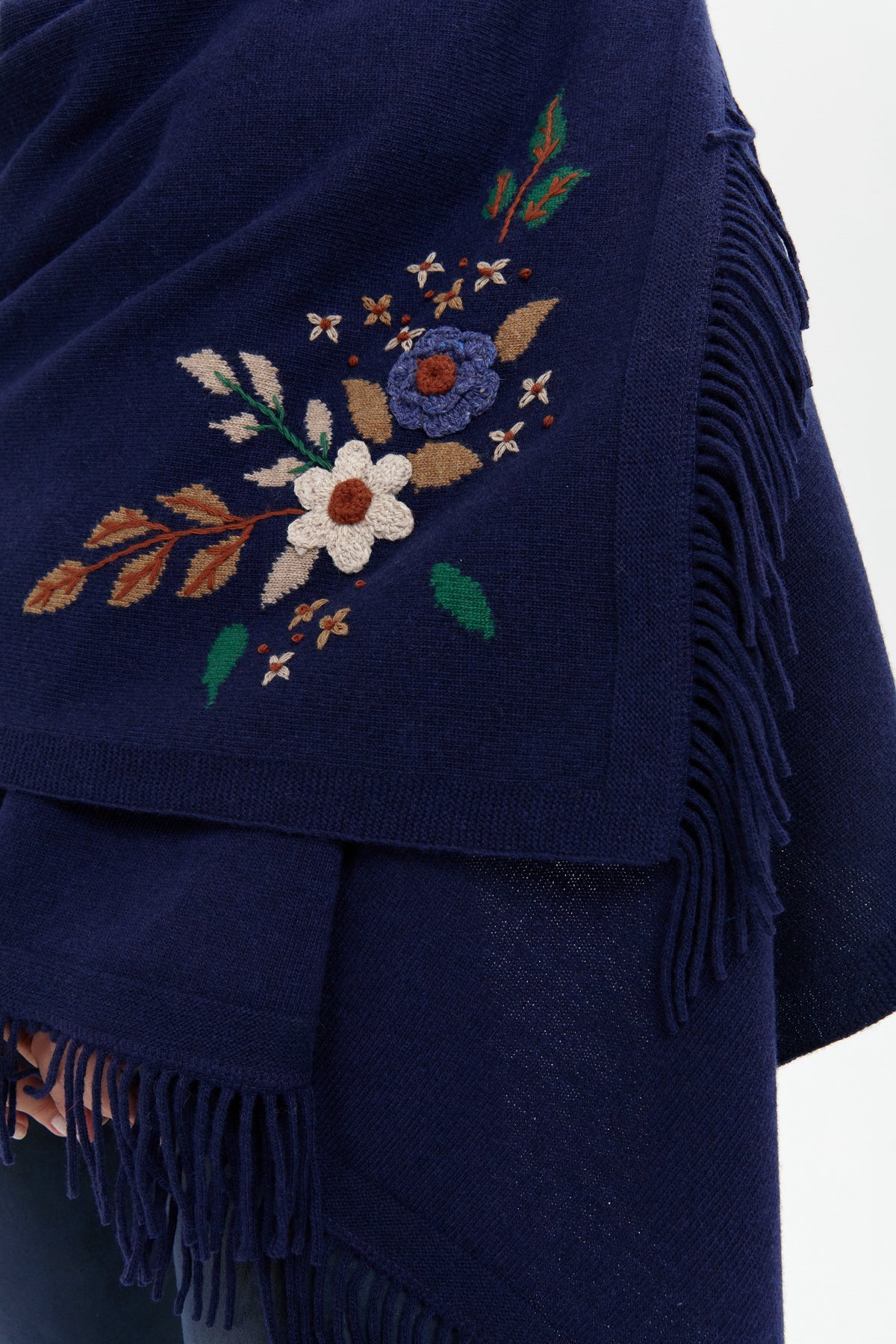 24028Kadın Papatya İşlemeli Püsküllü Yün Şal Y.A Lacivert