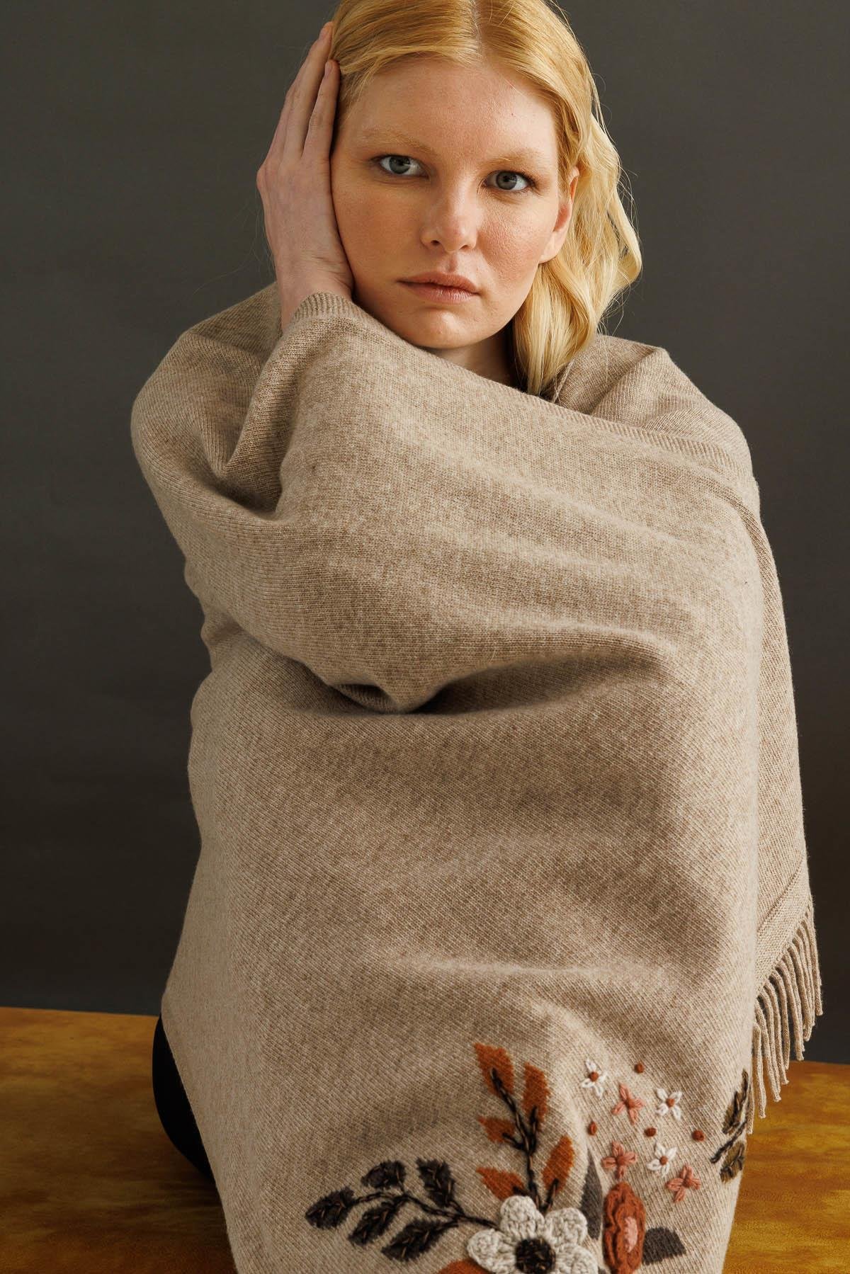 24028Kadın Papatya İşlemeli Püsküllü Yün Şal K.Bej