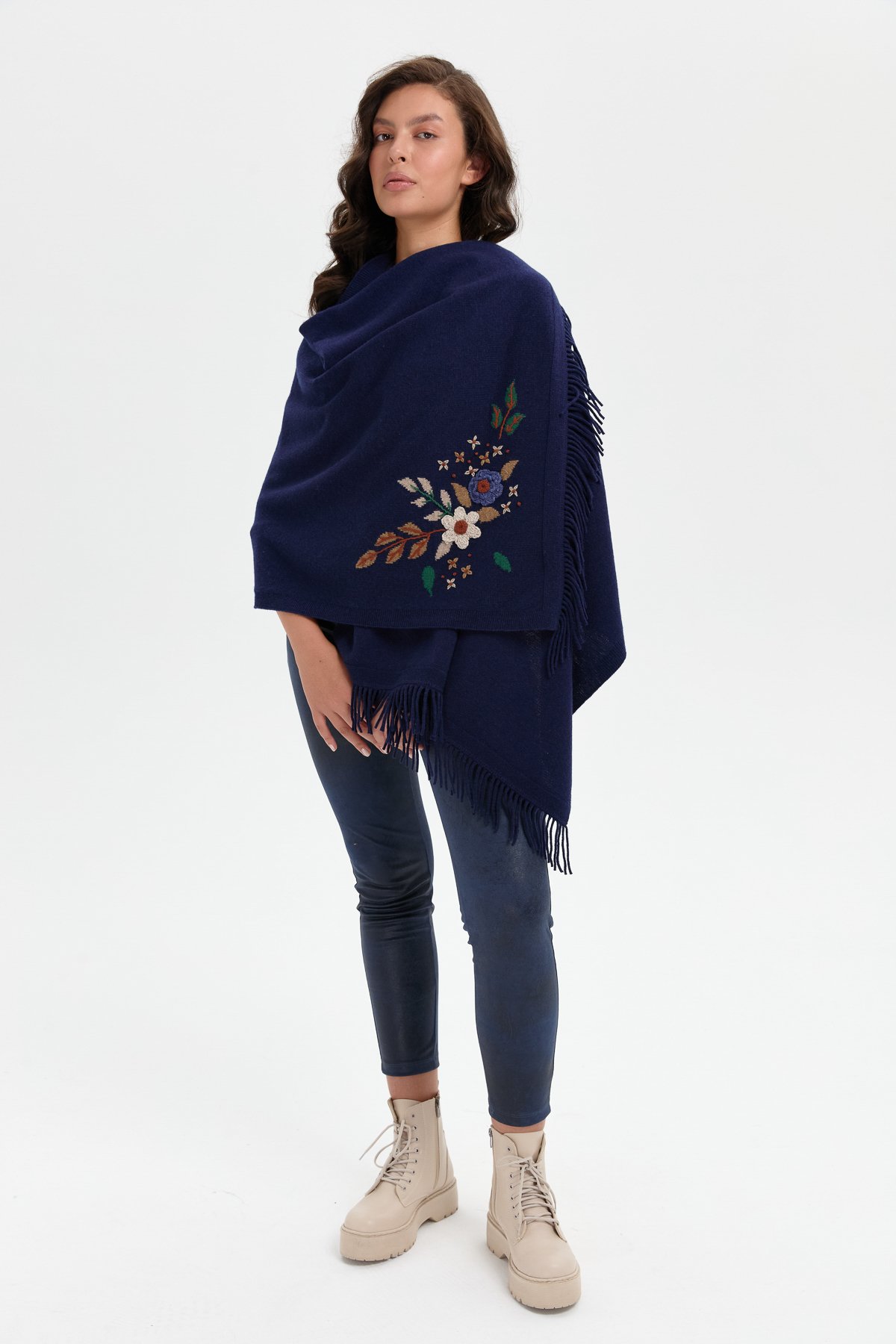 24028Kadın Papatya İşlemeli Püsküllü Yün Şal Y.A Lacivert