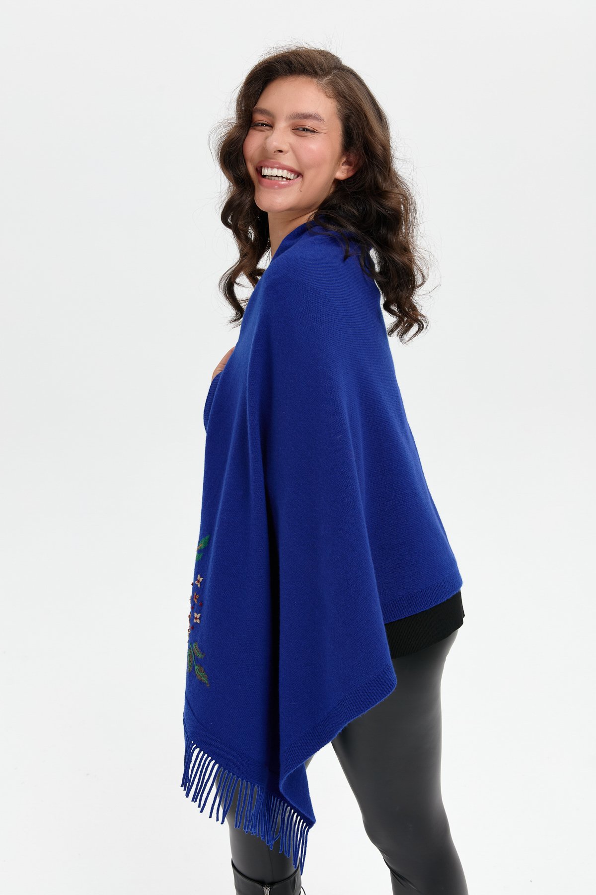 24028Kadın Papatya İşlemeli Püsküllü Yün Şal K.Saks Mavi