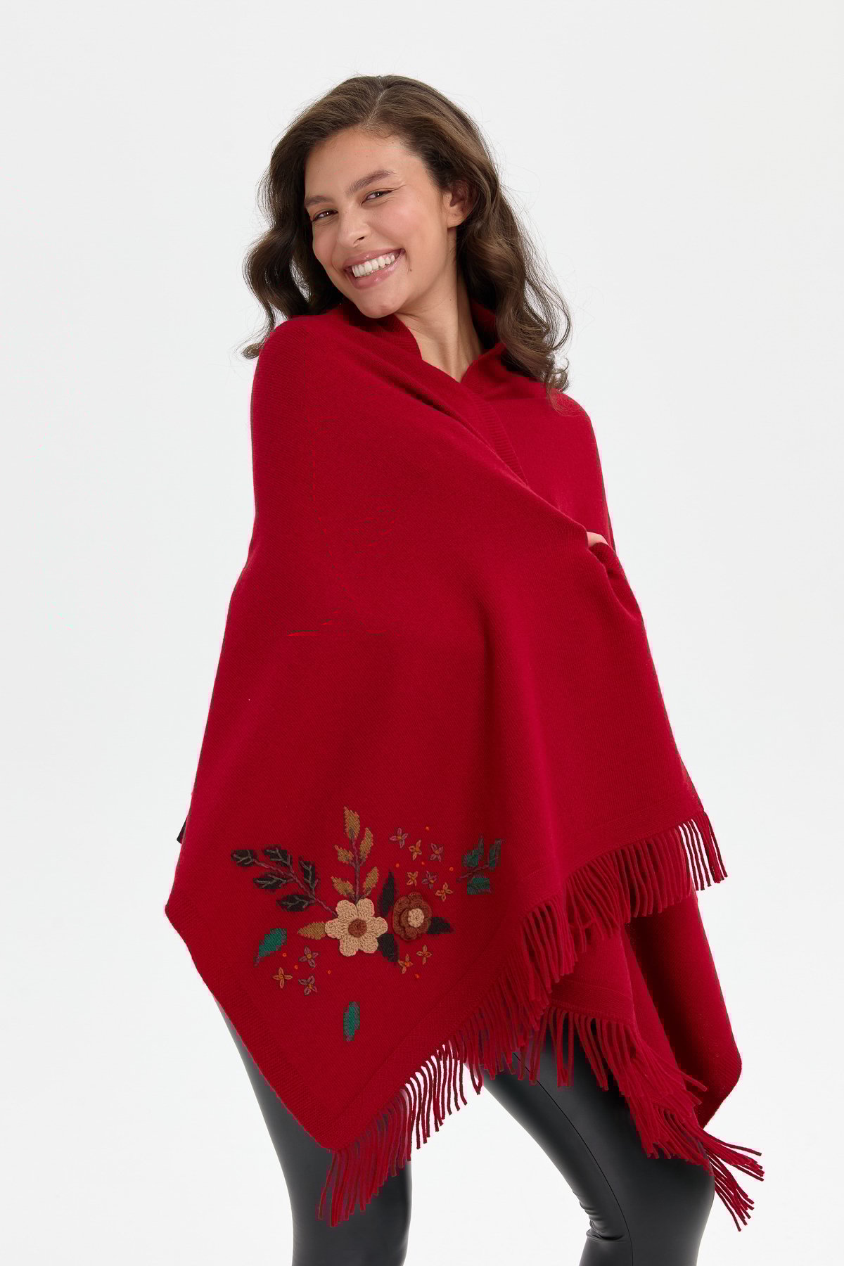 24028Kadın Papatya İşlemeli Püsküllü Yün Şal K.Kırmızı