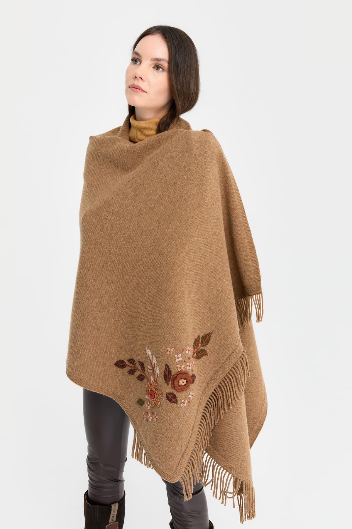 24028Kadın Papatya İşlemeli Püsküllü Yün Şal V.Camel