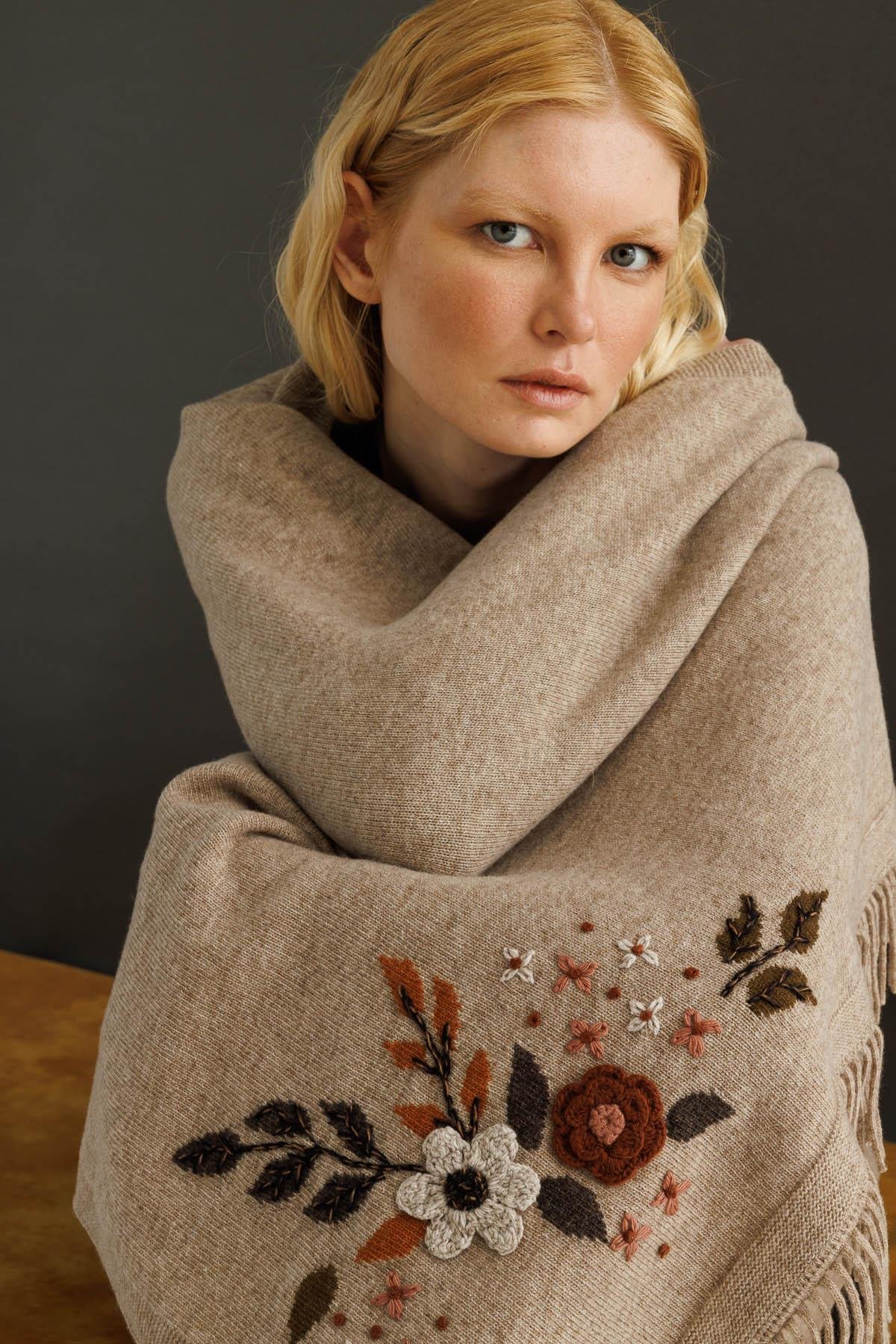 24028Kadın Papatya İşlemeli Püsküllü Yün Şal K.Bej