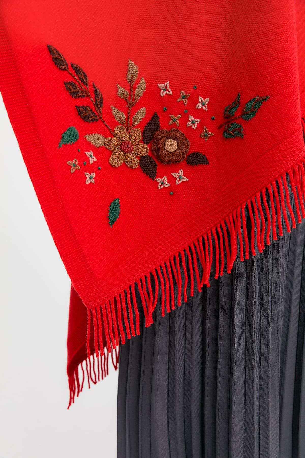 24028Kadın Papatya İşlemeli Püsküllü Yün Şal Mercan