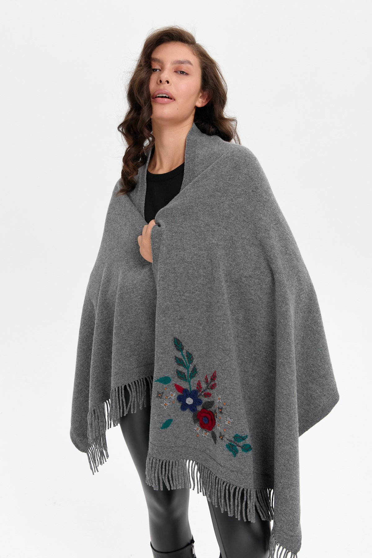 24028Kadın Papatya İşlemeli Püsküllü Yün Şal Füme