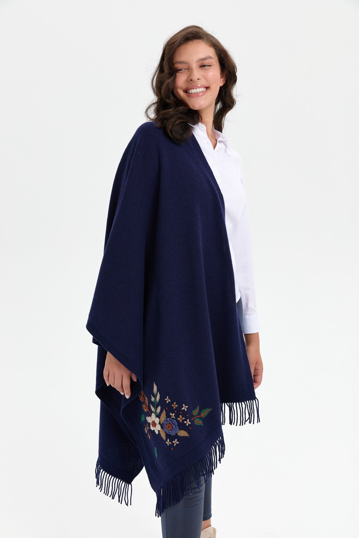 24028Kadın Papatya İşlemeli Püsküllü Yün Şal Y.A Lacivert