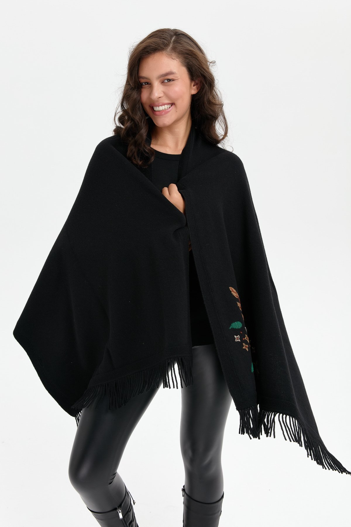24028Kadın Papatya İşlemeli Püsküllü Yün Şal Siyah
