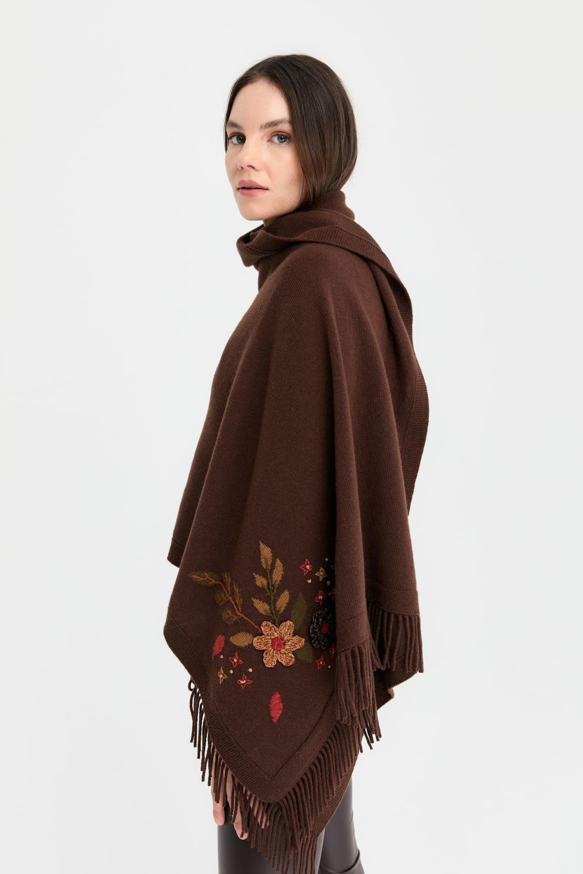 24028Kadın Papatya İşlemeli Püsküllü Yün Şal M.Kahve