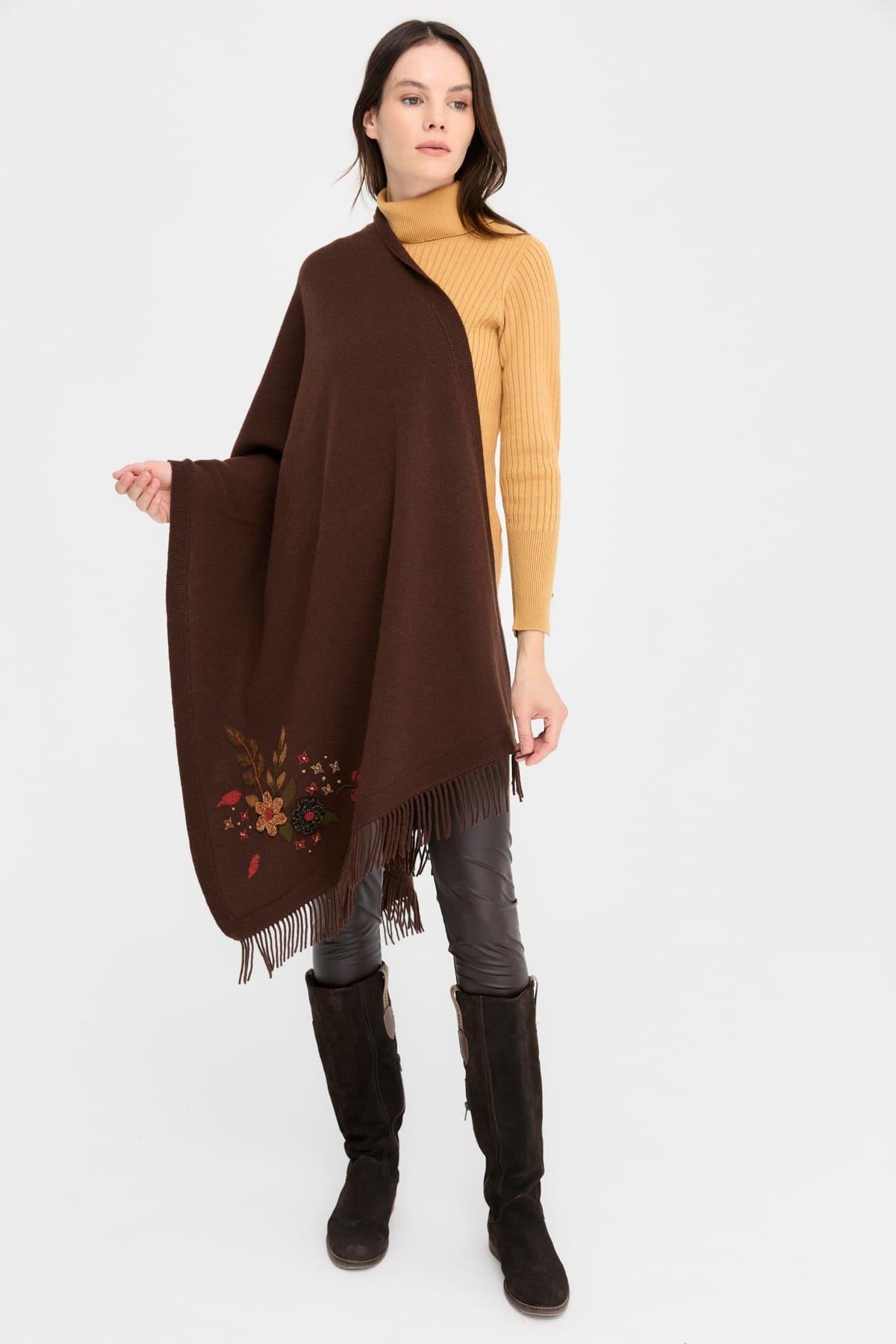 24028Kadın Papatya İşlemeli Püsküllü Yün Şal M.Kahve