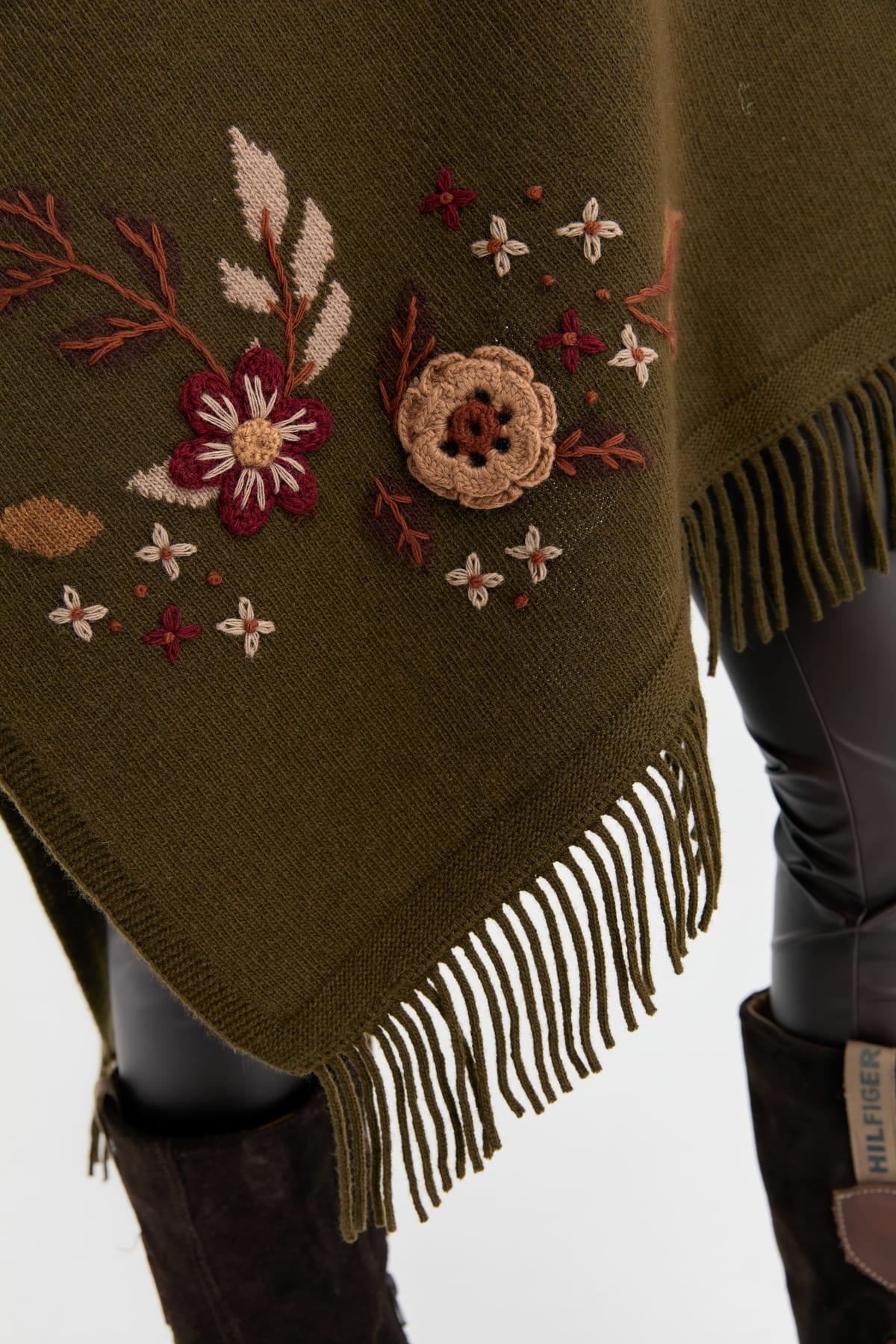 24028Kadın Papatya İşlemeli Püsküllü Yün Şal A.Yeşil