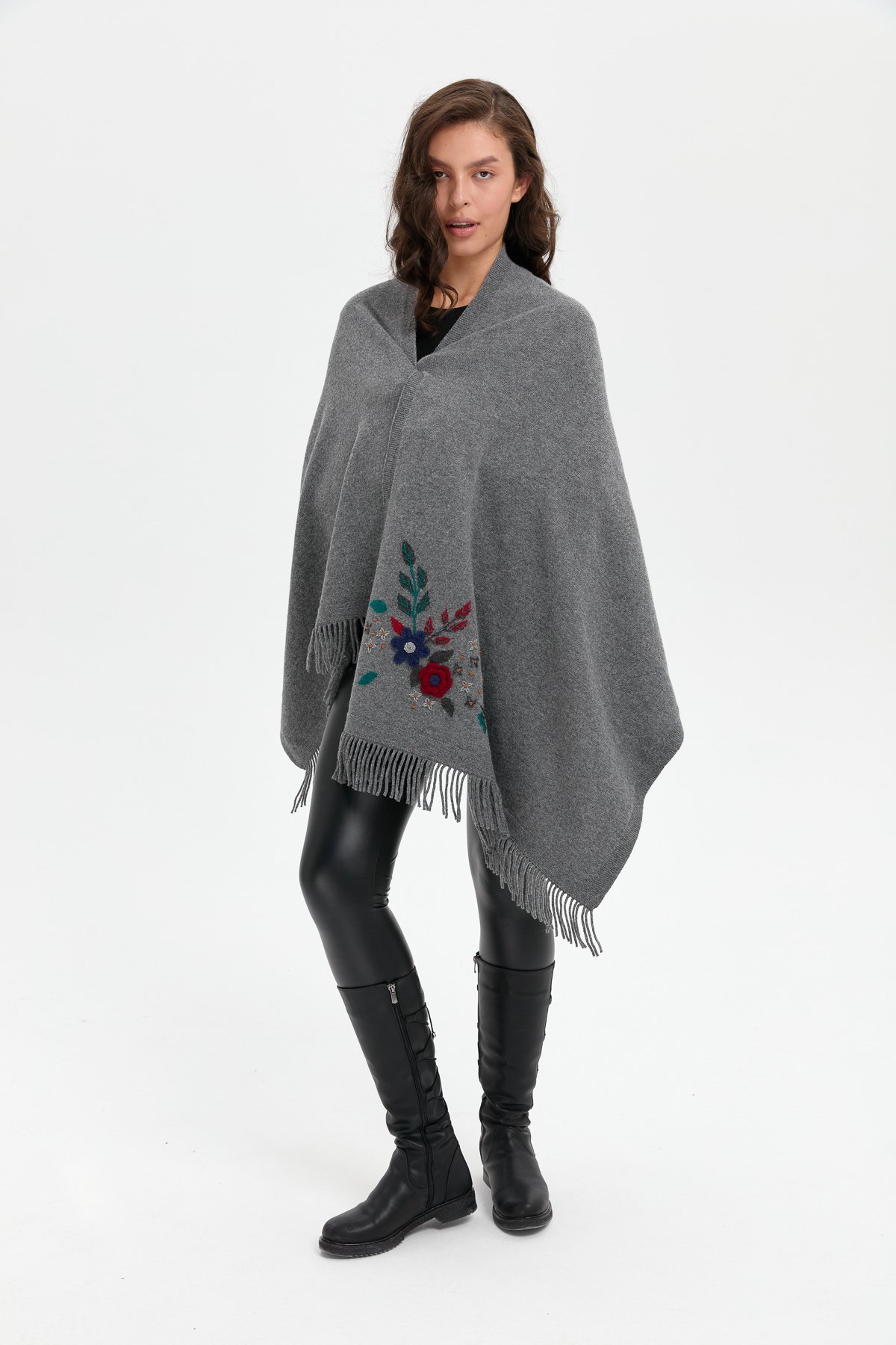 24028Kadın Papatya İşlemeli Püsküllü Yün Şal Füme