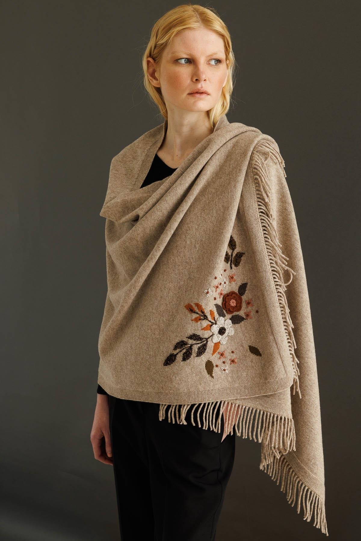 24028Kadın Papatya İşlemeli Püsküllü Yün Şal K.Bej