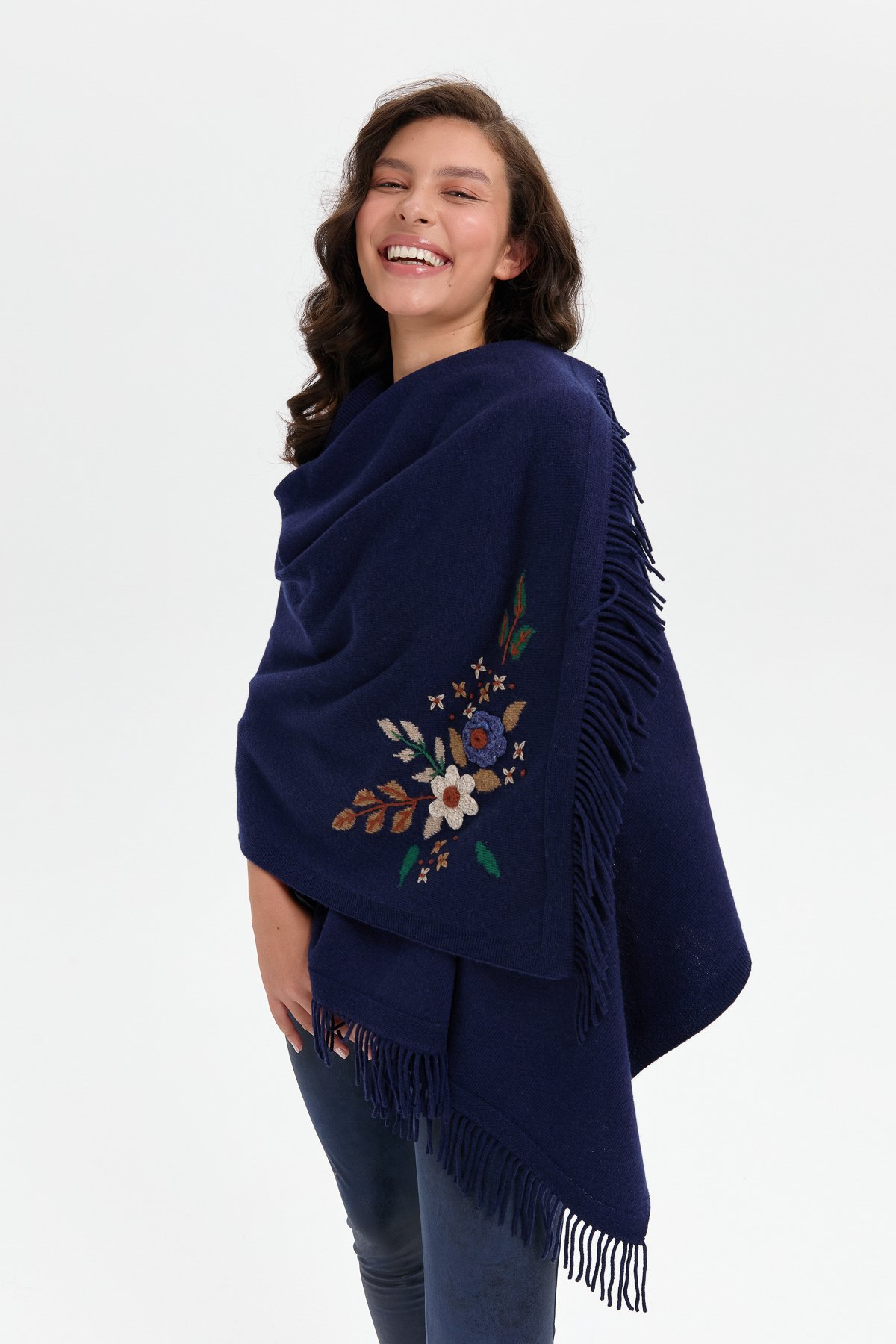 24028Kadın Papatya İşlemeli Püsküllü Yün Şal Y.A Lacivert