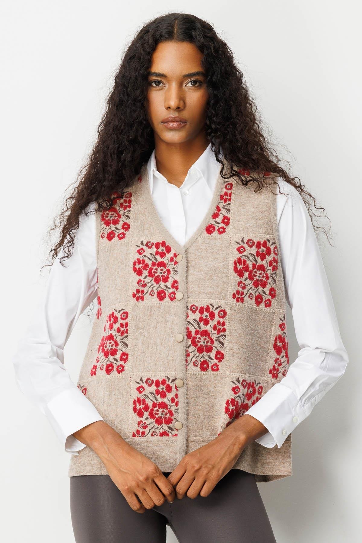 24084Kadın Pıtırcık Çiçekli Patchwork Keçe Yün Yelek Bej_Kırmızı