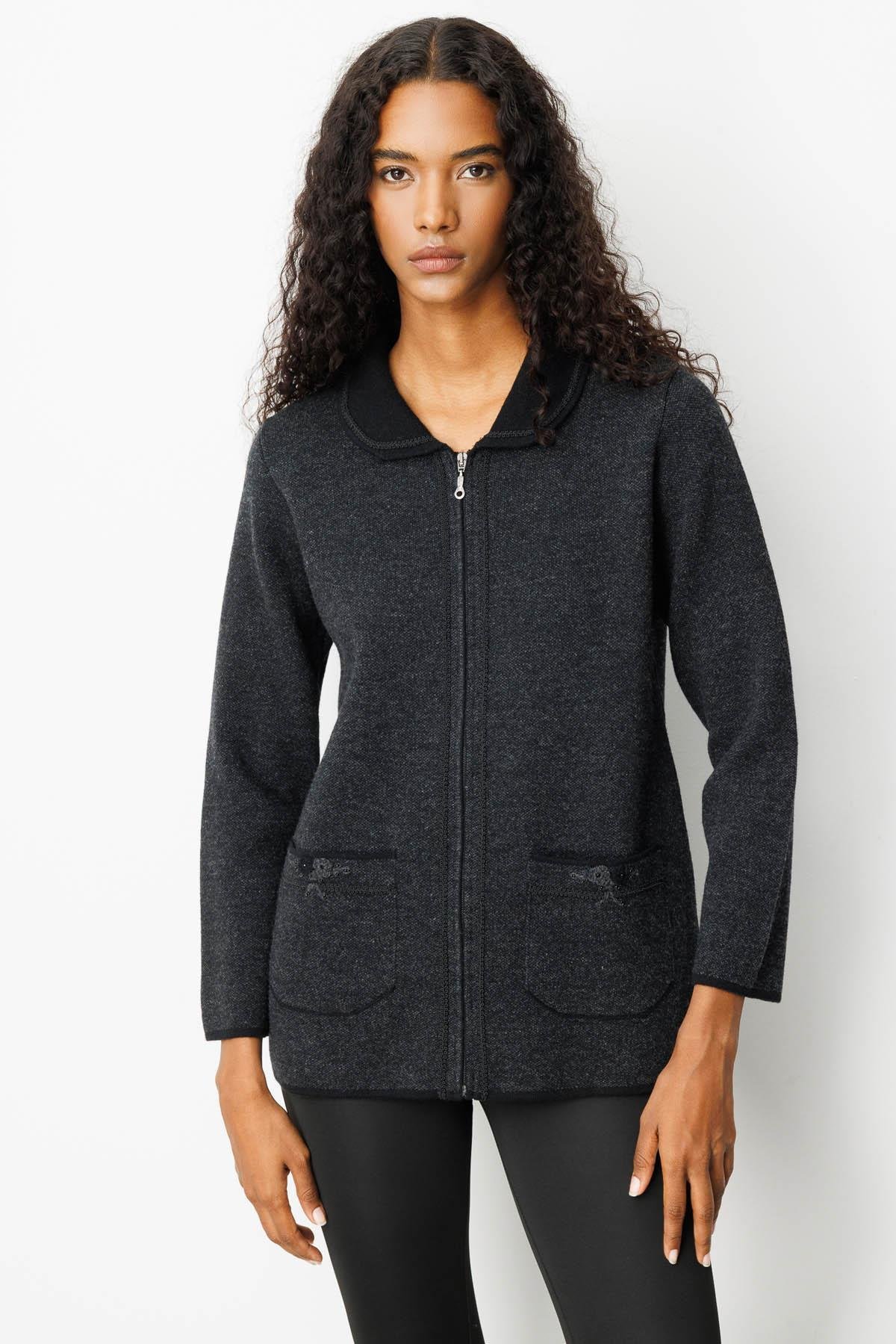 25032Kadın Polo Yaka Cebi Nakış İşlemeli Yün Hırka Siyah