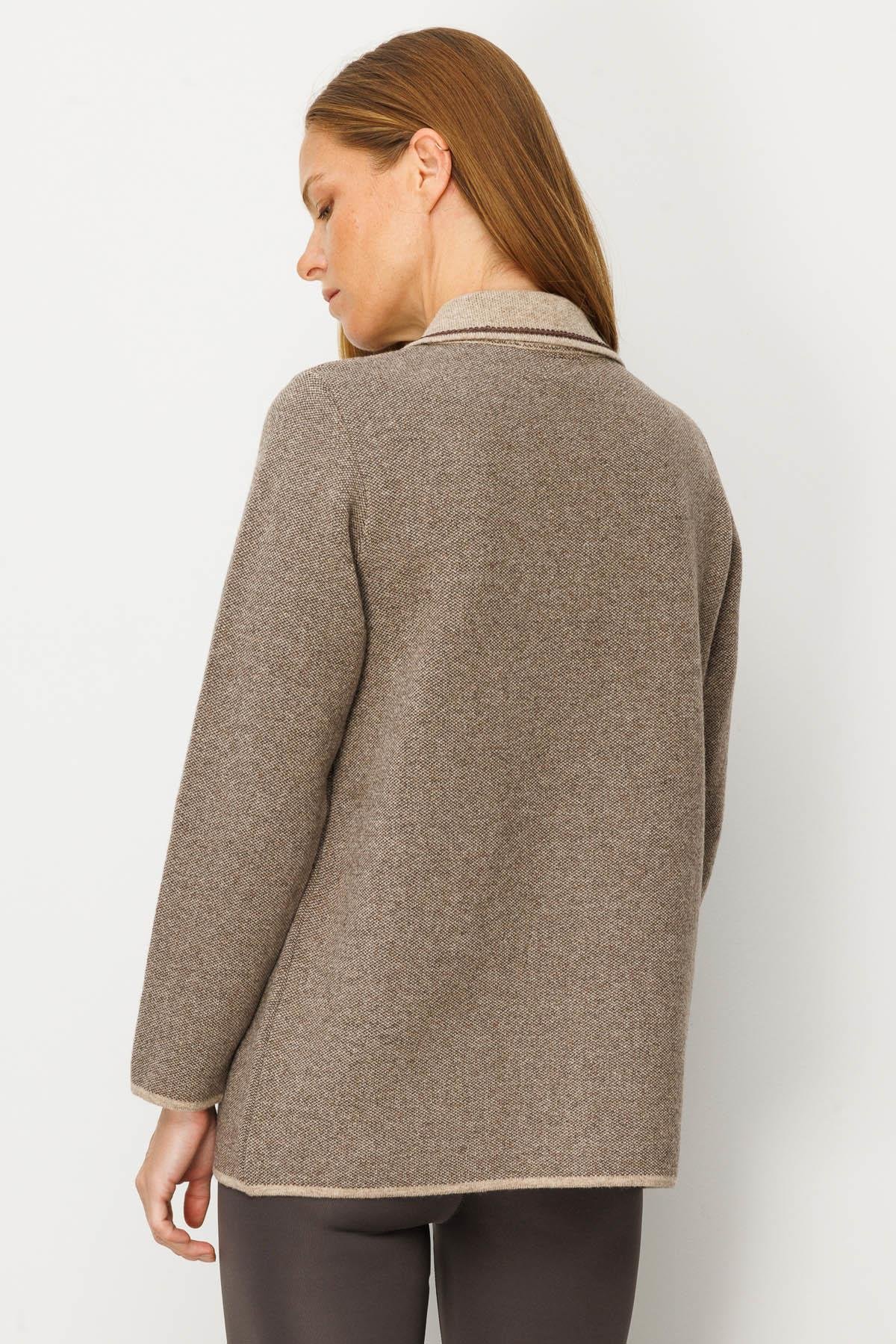 25032Kadın Polo Yaka Cebi Nakış İşlemeli Yün Hırka K.Bej