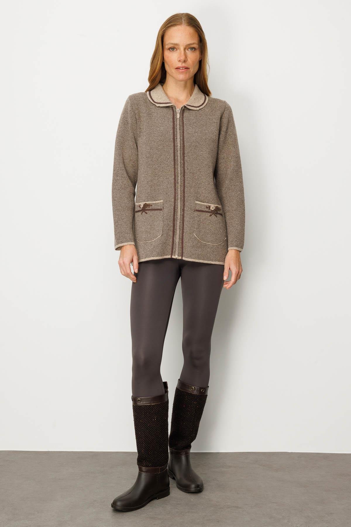 25032Kadın Polo Yaka Cebi Nakış İşlemeli Yün Hırka K.Bej