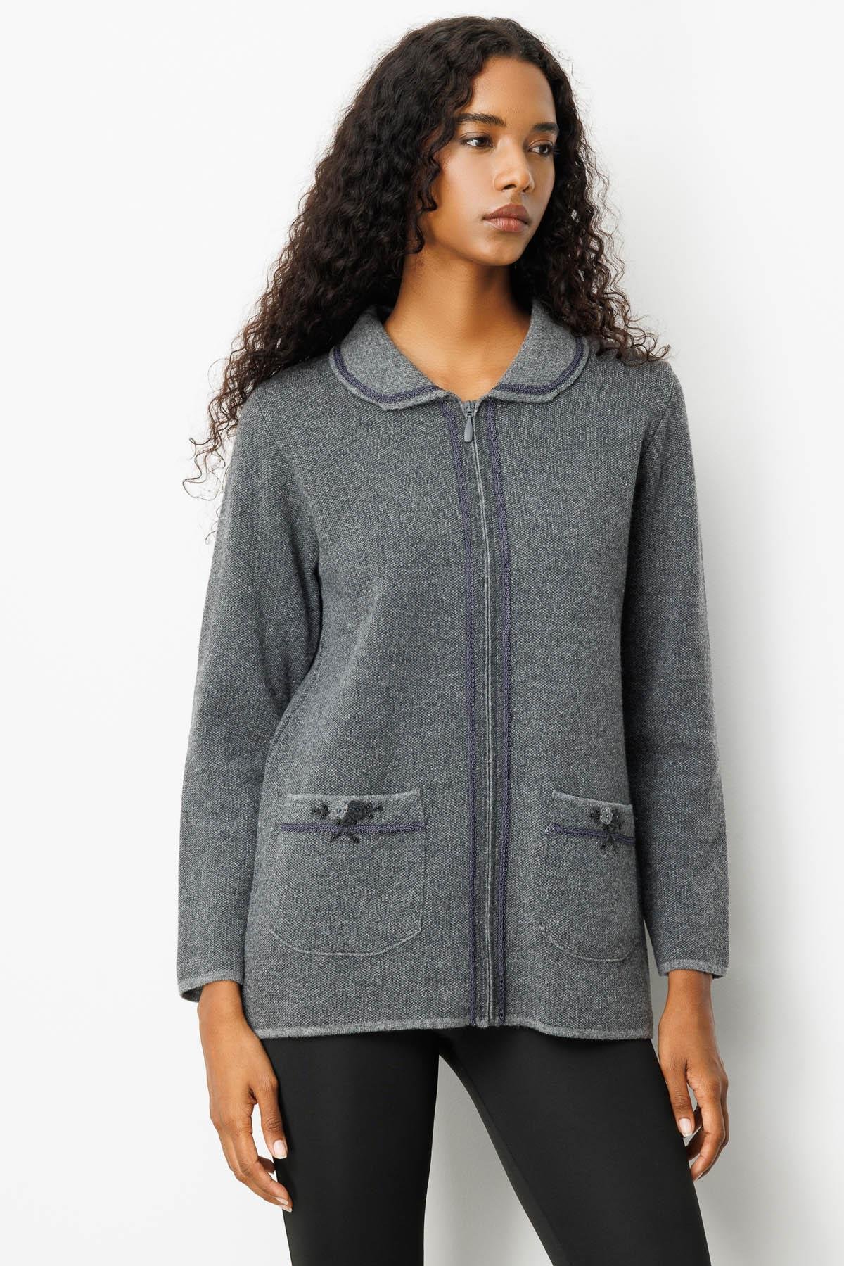 25032Kadın Polo Yaka Cebi Nakış İşlemeli Yün Hırka Füme