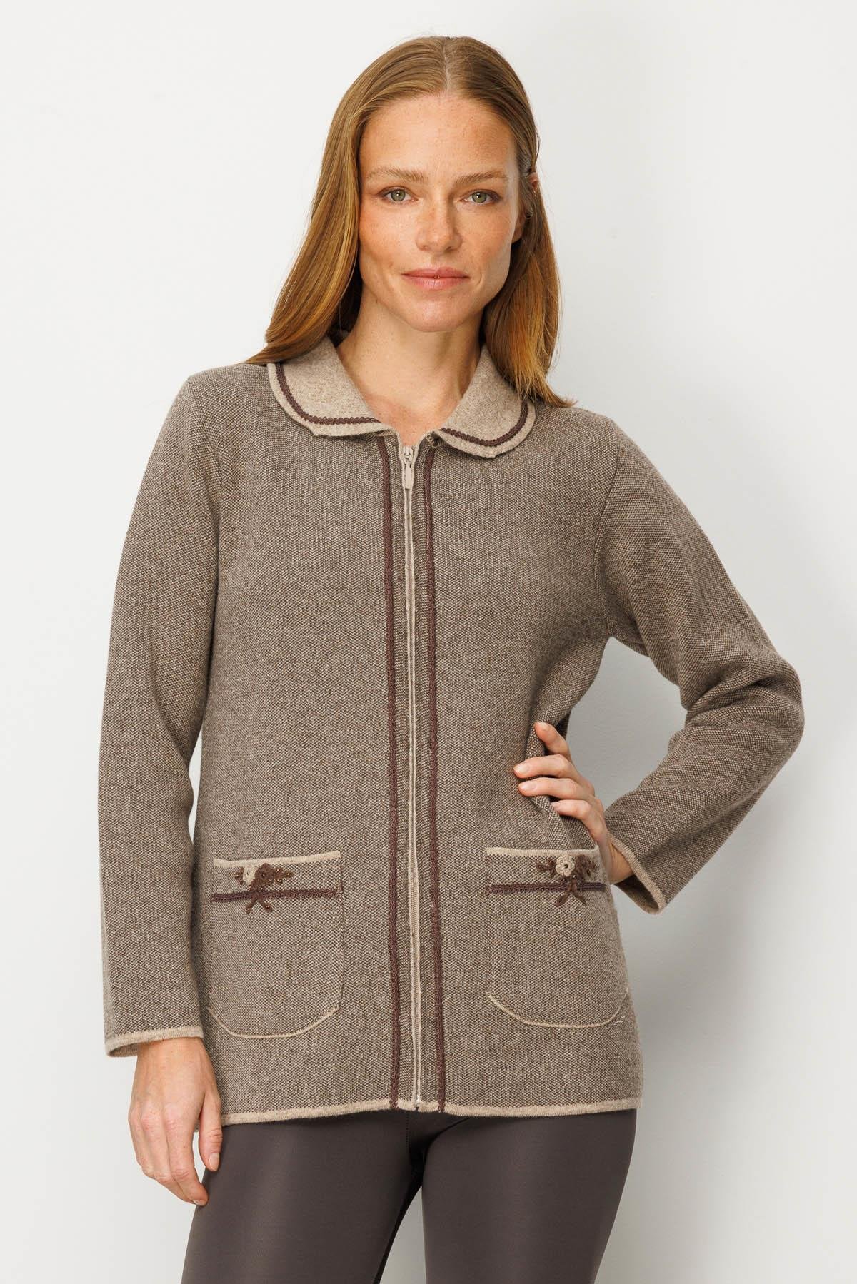 25032Kadın Polo Yaka Cebi Nakış İşlemeli Yün Hırka K.Bej