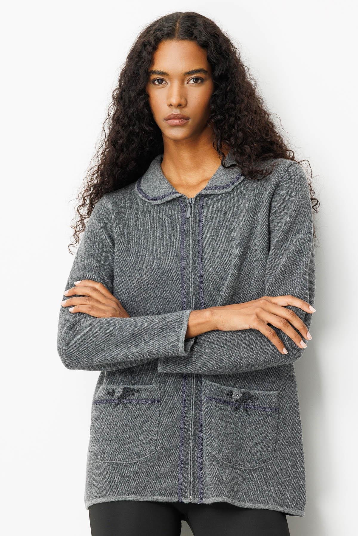 25032Kadın Polo Yaka Cebi Nakış İşlemeli Yün Hırka Füme