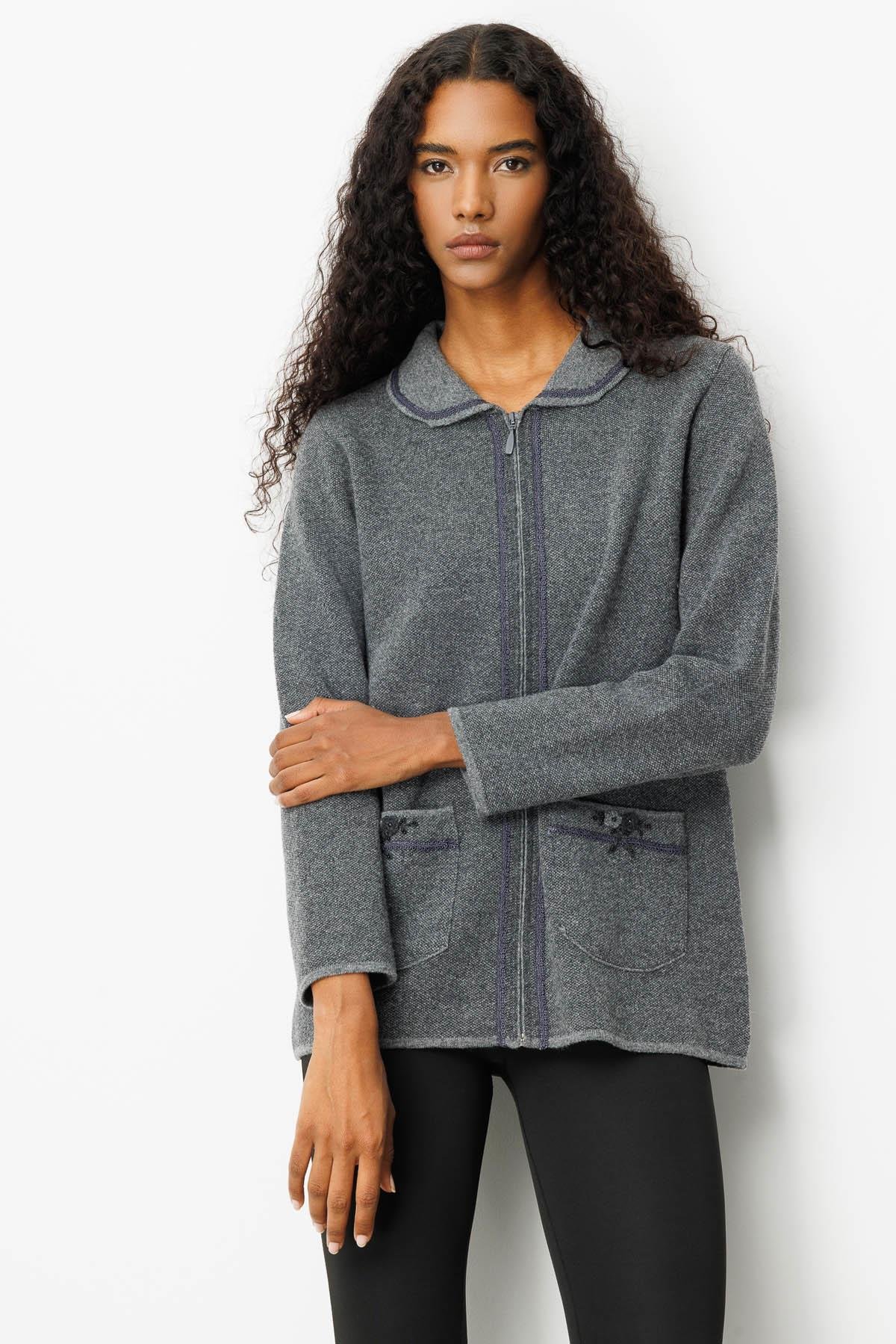 25032Kadın Polo Yaka Cebi Nakış İşlemeli Yün Hırka Füme