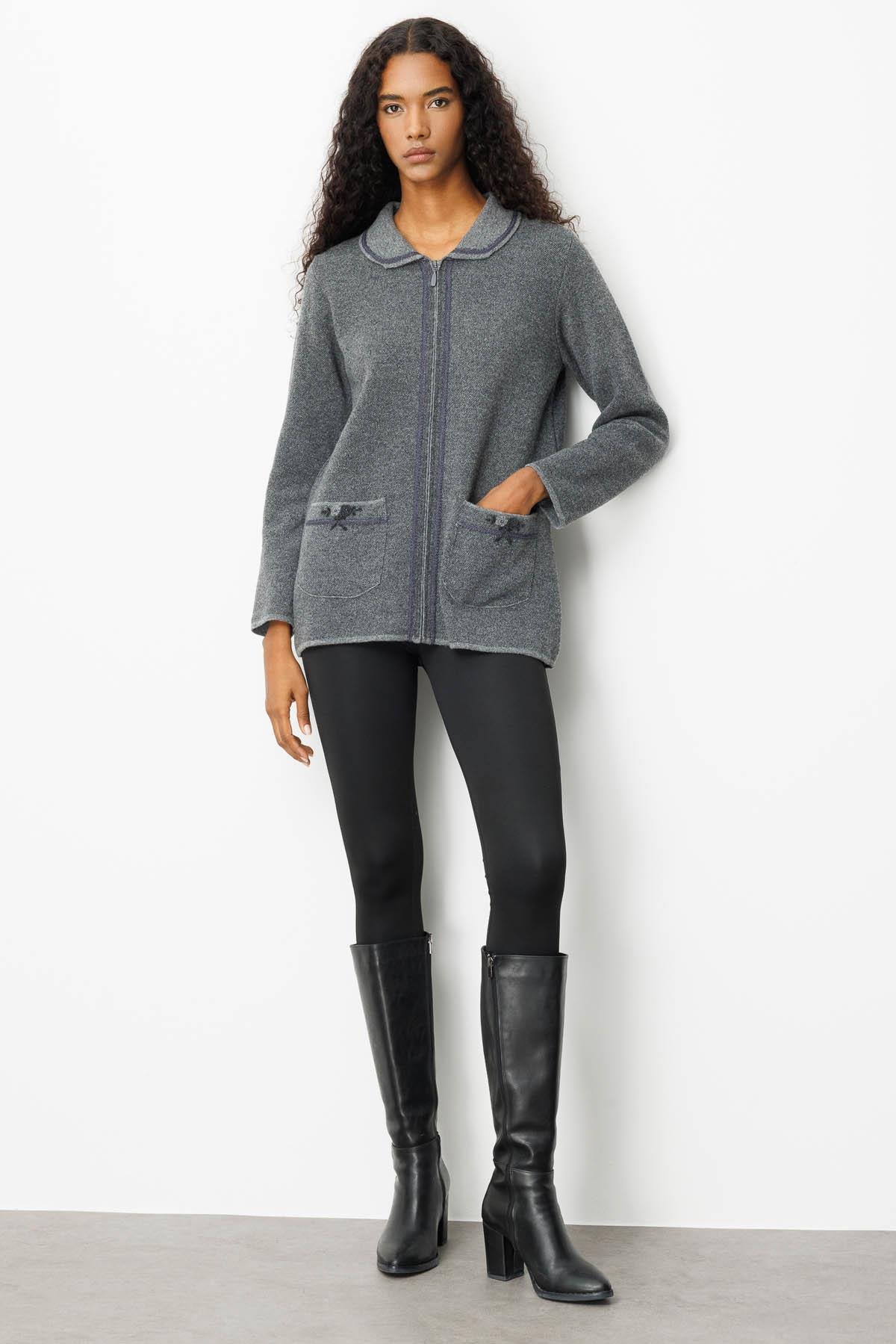 25032Kadın Polo Yaka Cebi Nakış İşlemeli Yün Hırka Füme