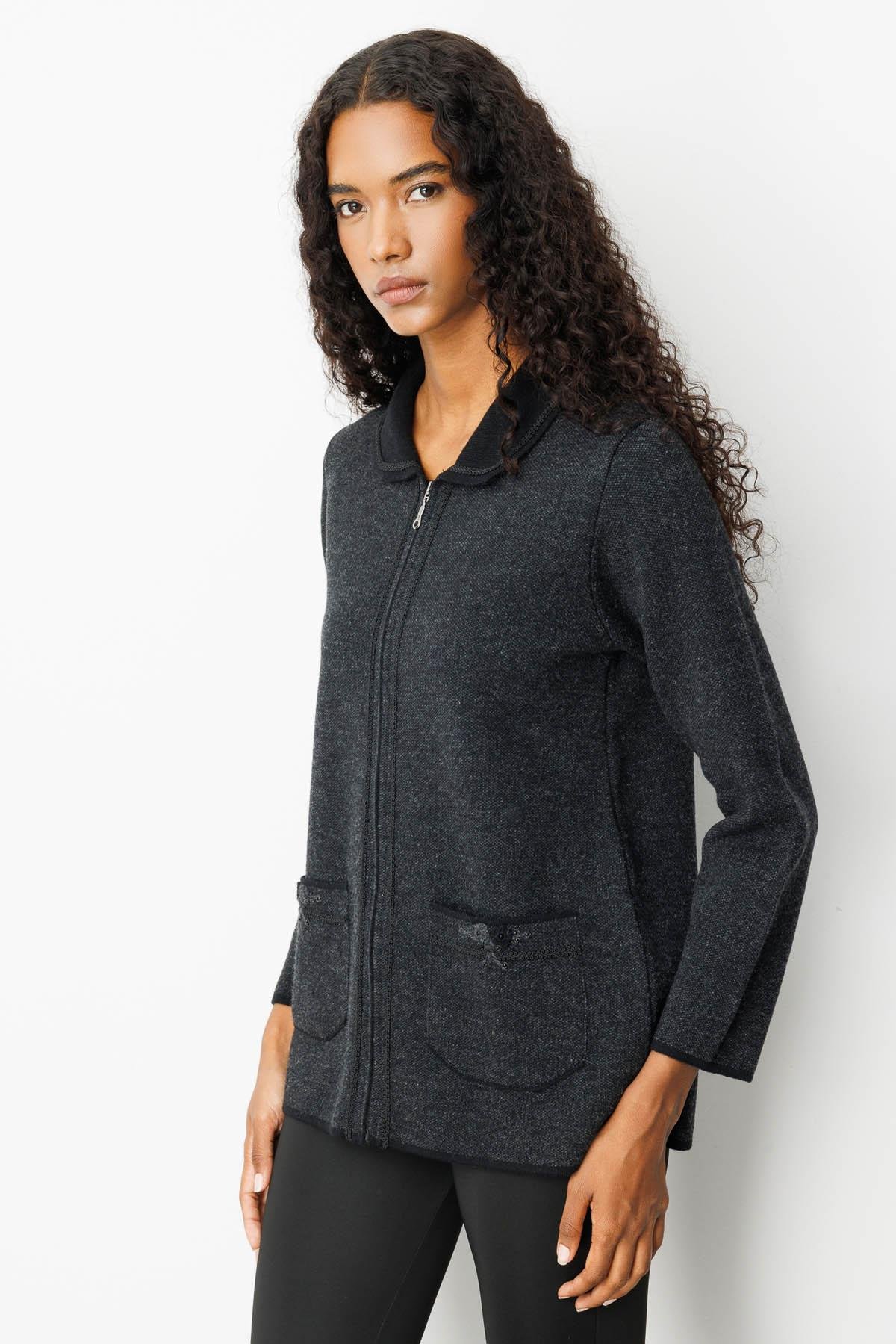 25032Kadın Polo Yaka Cebi Nakış İşlemeli Yün Hırka Siyah