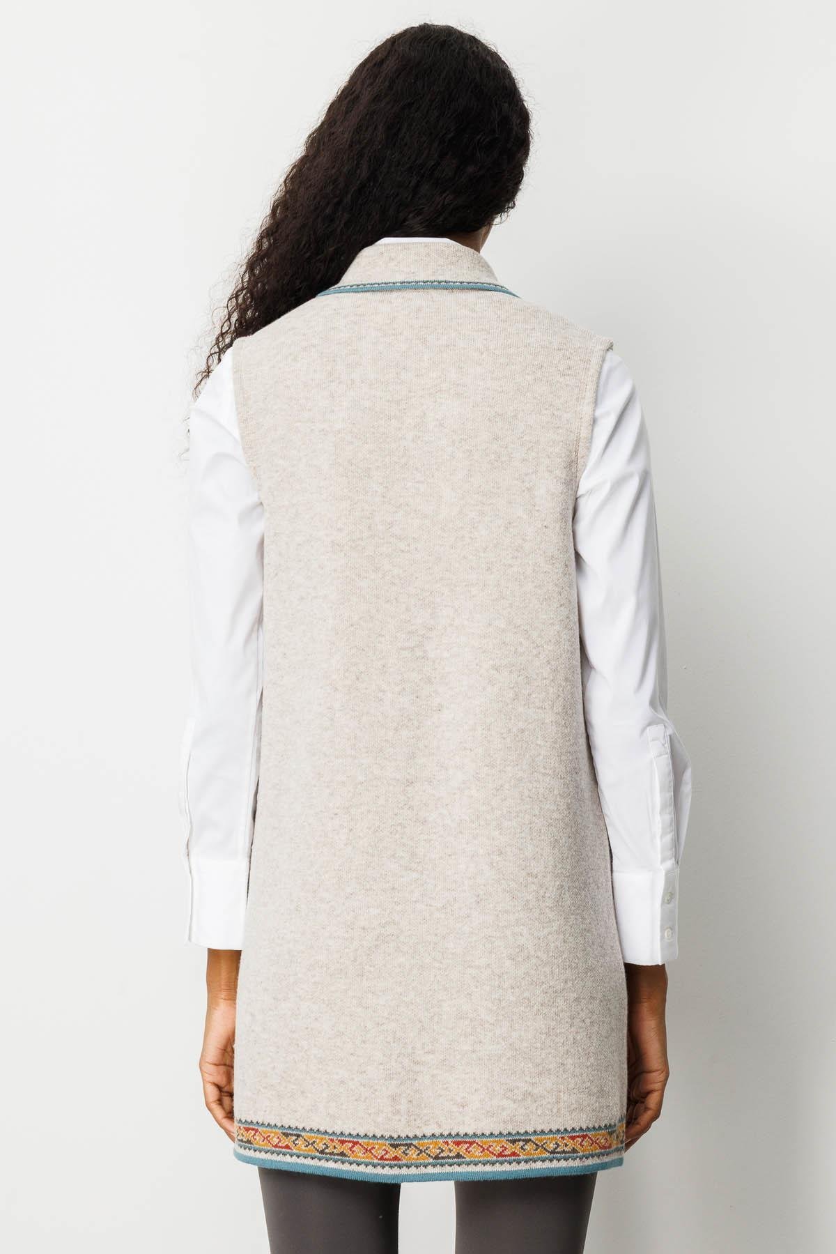 25055Kadın Polo Yaka Etek Ucu Kilim Desenli Uzun Yün Yelek V.Bej