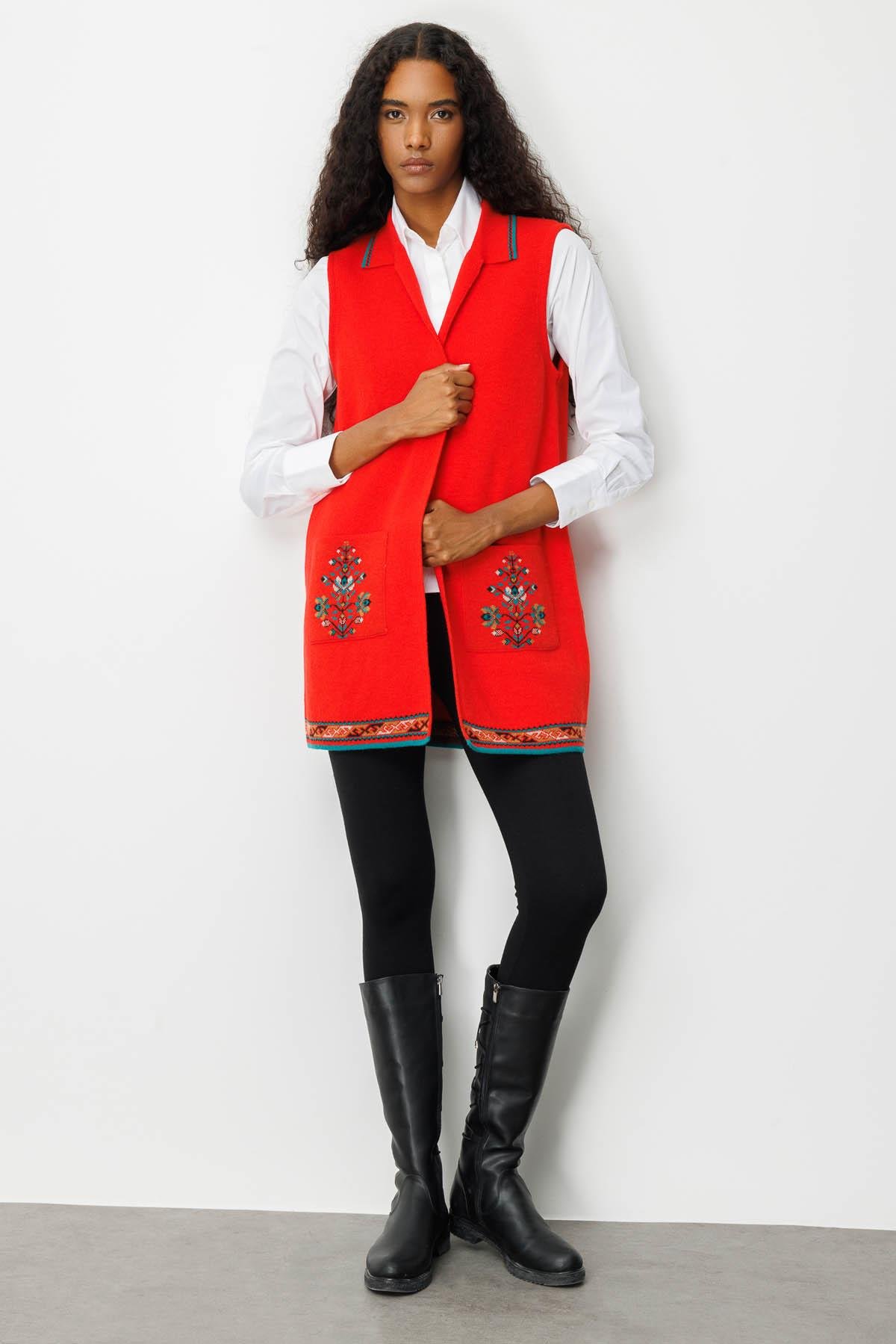 25055Kadın Polo Yaka Etek Ucu Kilim Desenli Uzun Yün Yelek Mercan