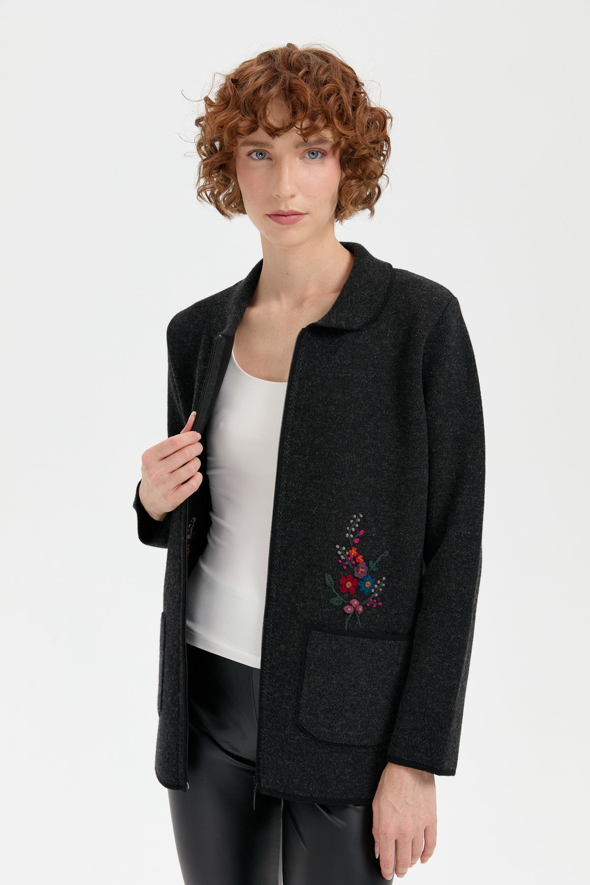 24005Kadın Polo Yaka İşlemeli Kısa Yün Hırka Siyah