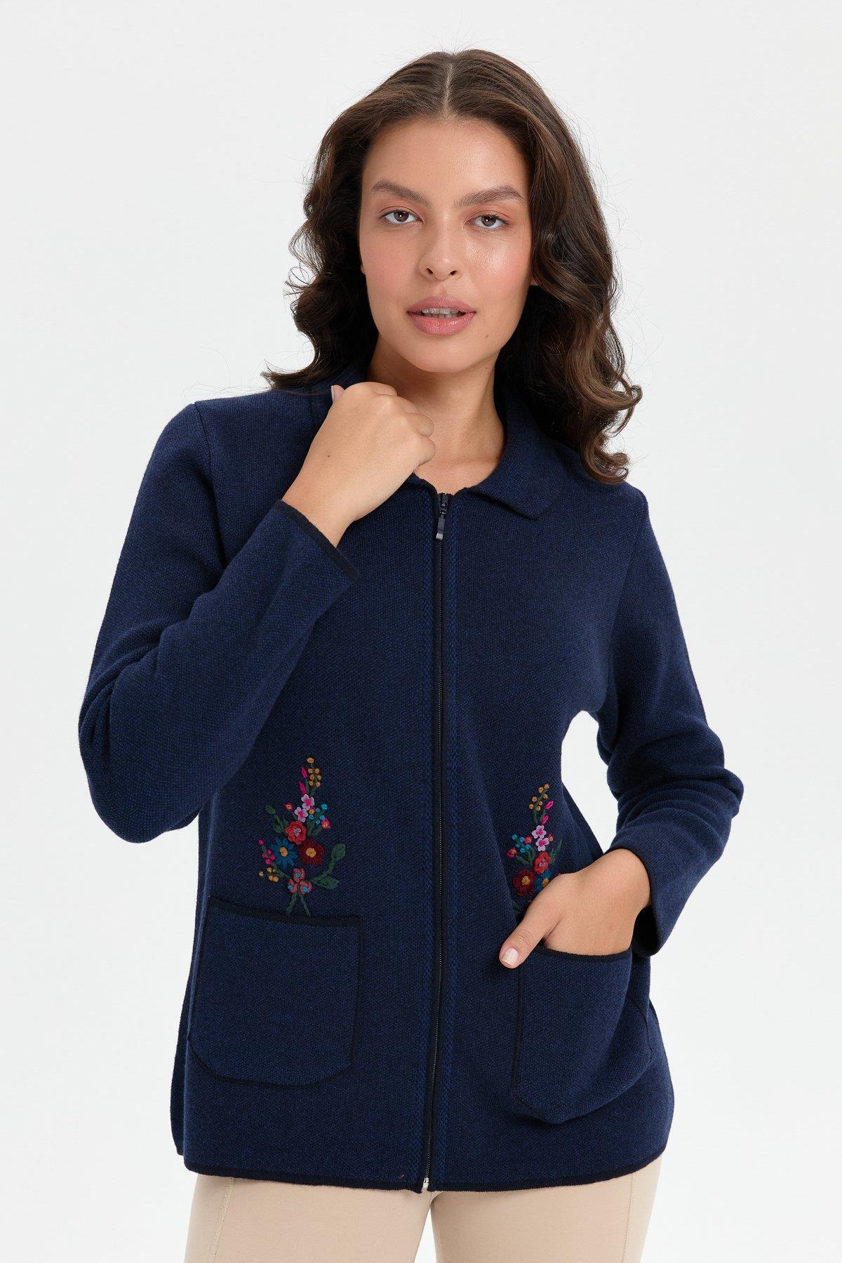 24005Kadın Polo Yaka İşlemeli Kısa Yün Hırka K.Lacivert