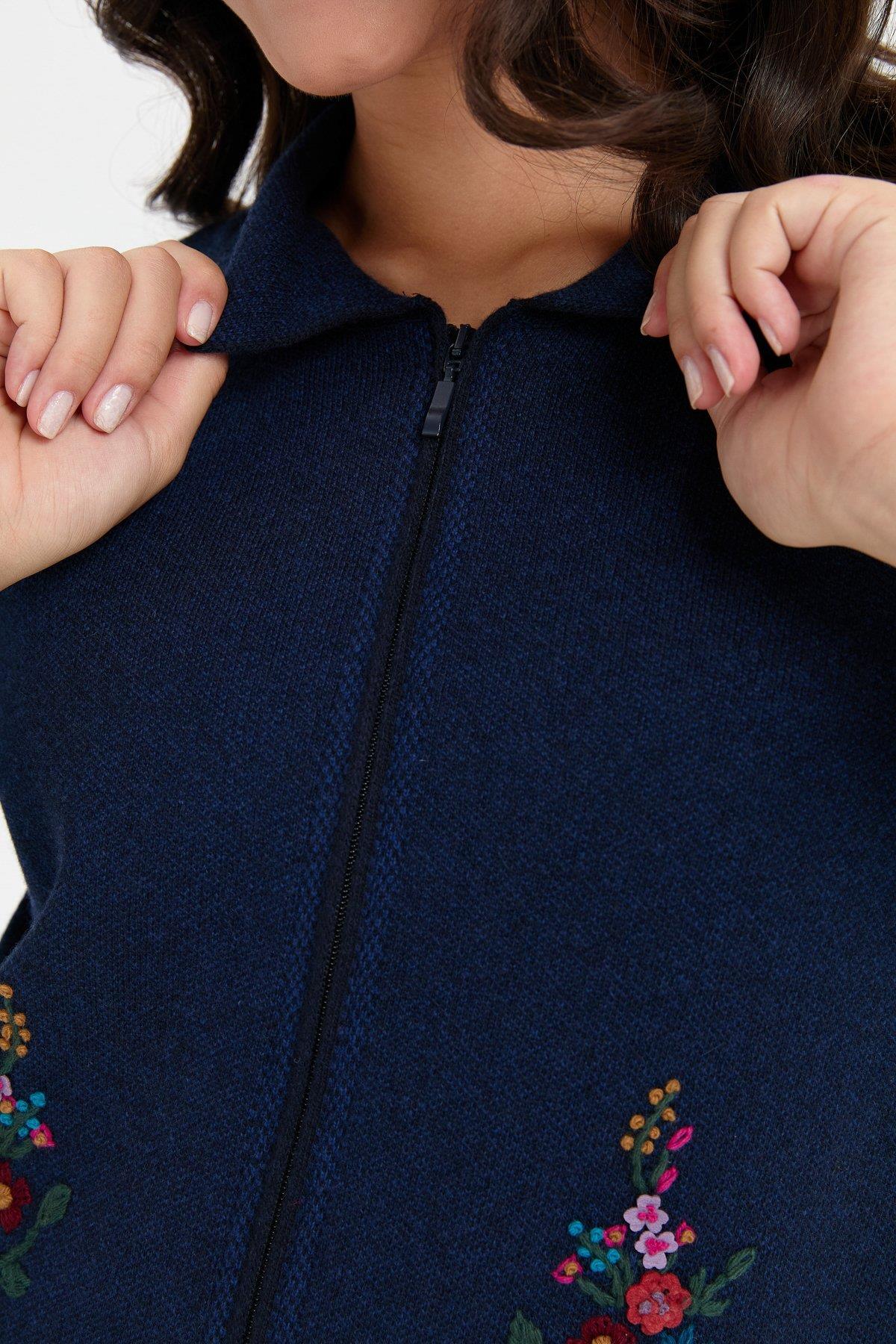 24005Kadın Polo Yaka İşlemeli Kısa Yün Hırka K.Lacivert