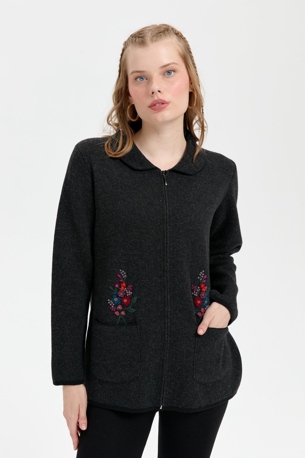 24005Kadın Polo Yaka İşlemeli Kısa Yün Hırka Siyah