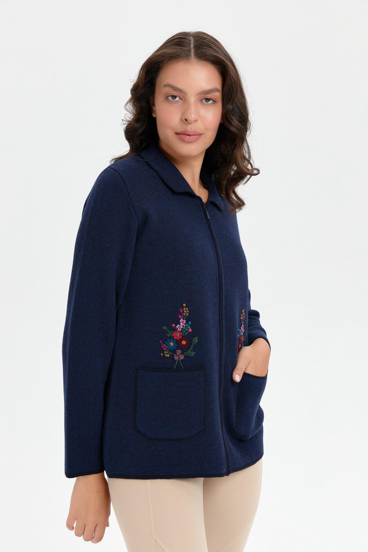 24005Kadın Polo Yaka İşlemeli Kısa Yün Hırka K.Lacivert