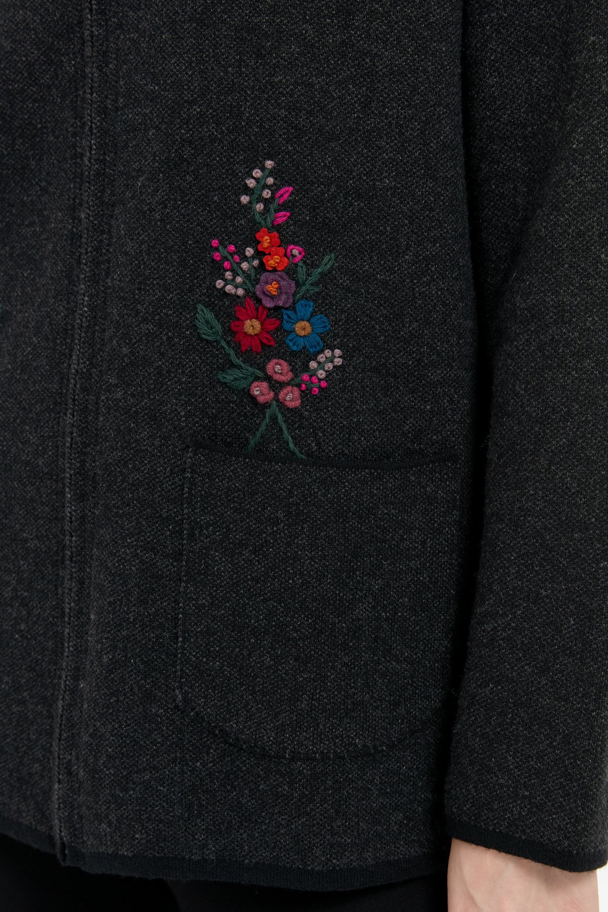 24005Kadın Polo Yaka İşlemeli Kısa Yün Hırka Siyah