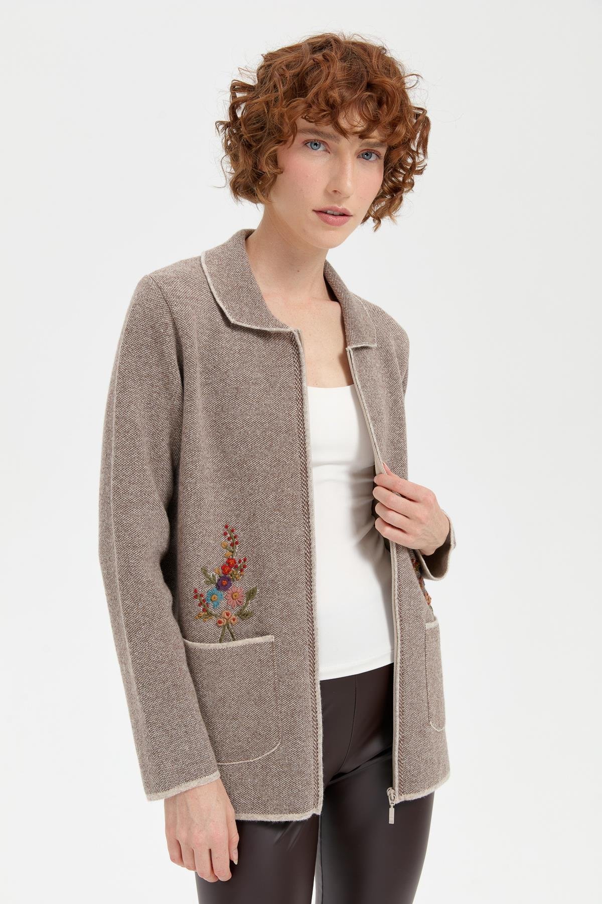 24005Kadın Polo Yaka İşlemeli Kısa Yün Hırka V.Bej