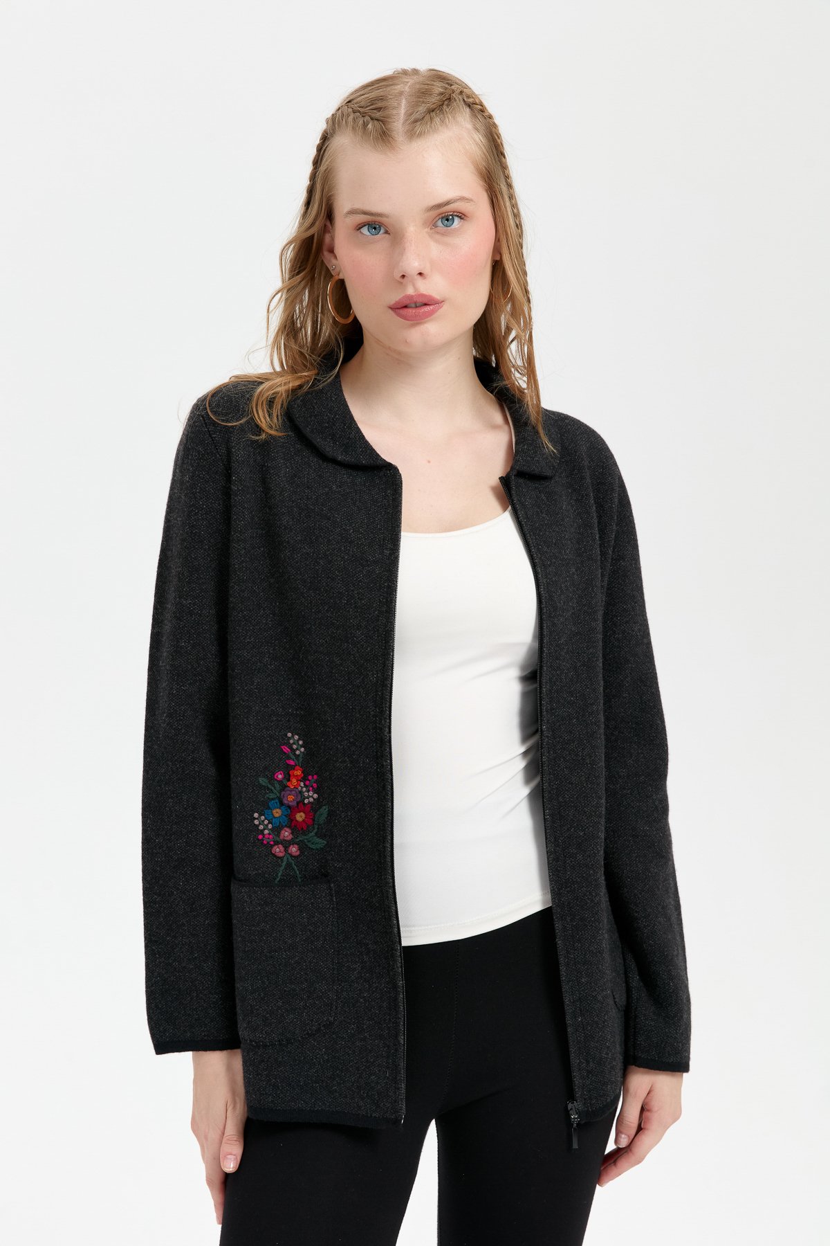 24005Kadın Polo Yaka İşlemeli Kısa Yün Hırka Siyah