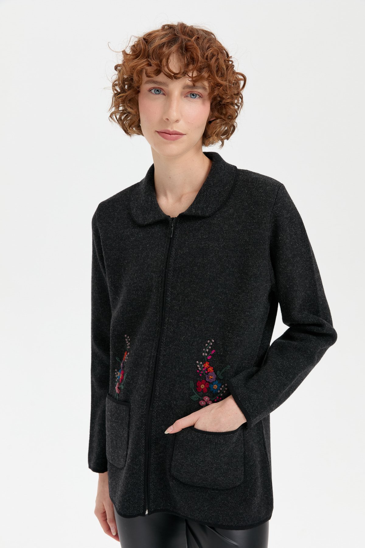 24005Kadın Polo Yaka İşlemeli Kısa Yün Hırka Siyah