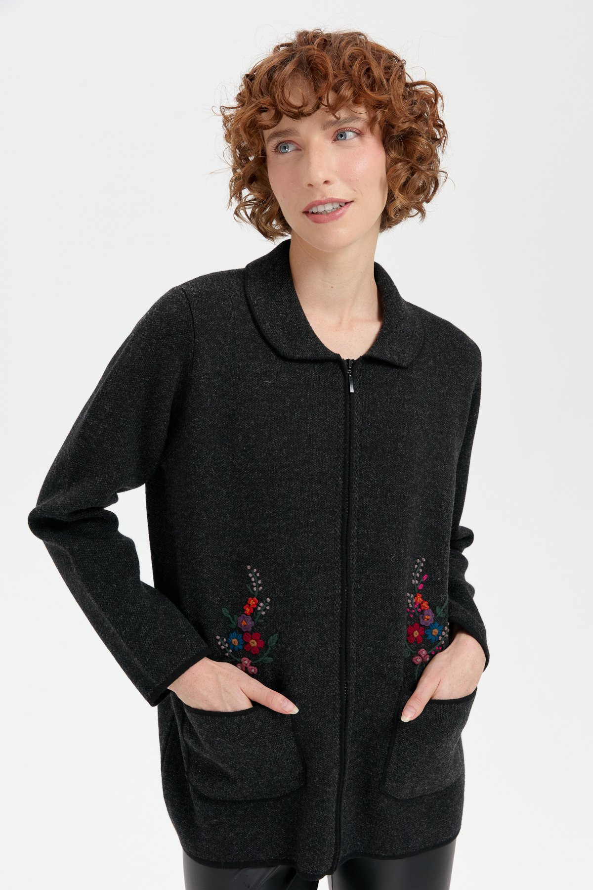 24005Kadın Polo Yaka İşlemeli Kısa Yün Hırka Siyah