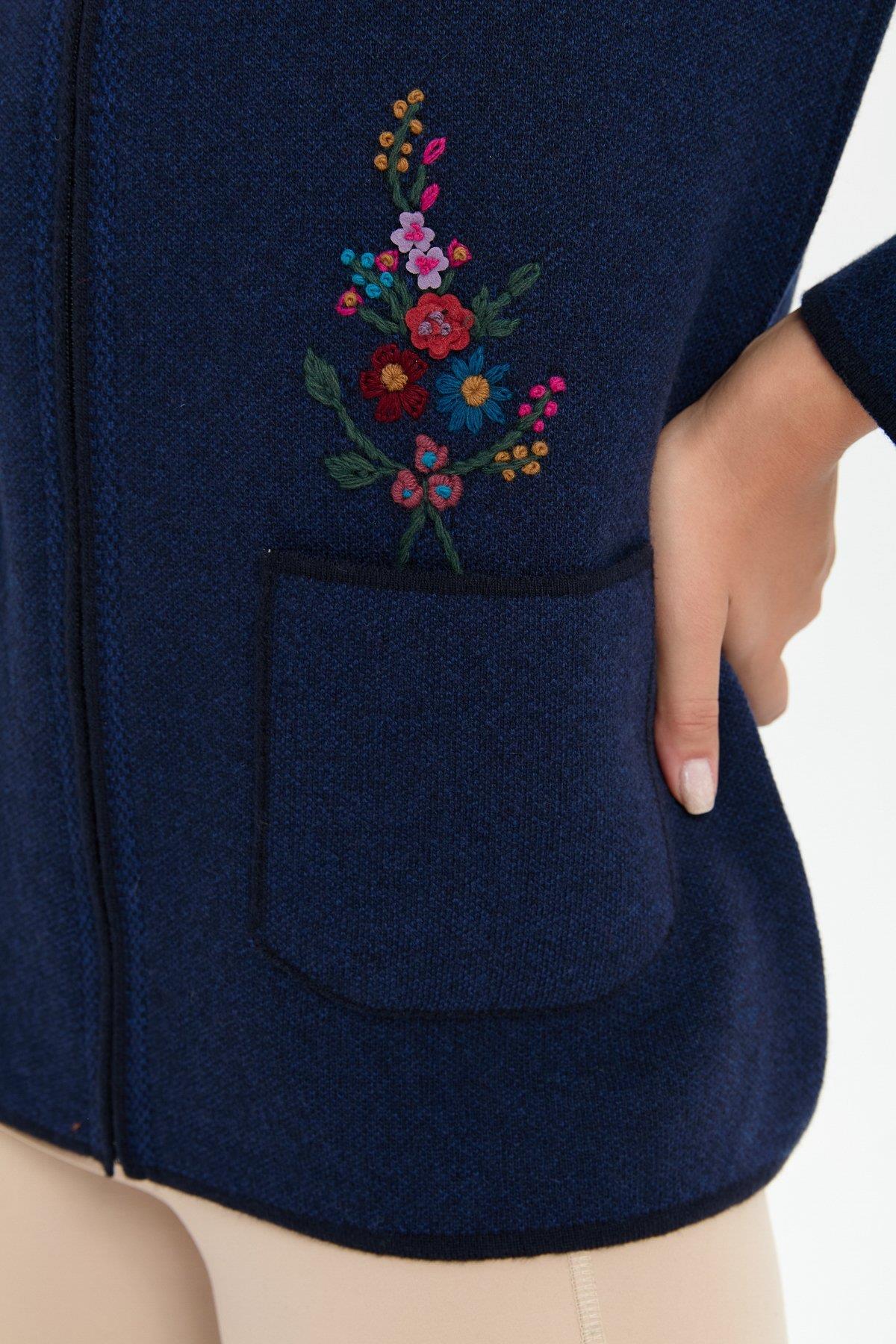 24005Kadın Polo Yaka İşlemeli Kısa Yün Hırka K.Lacivert
