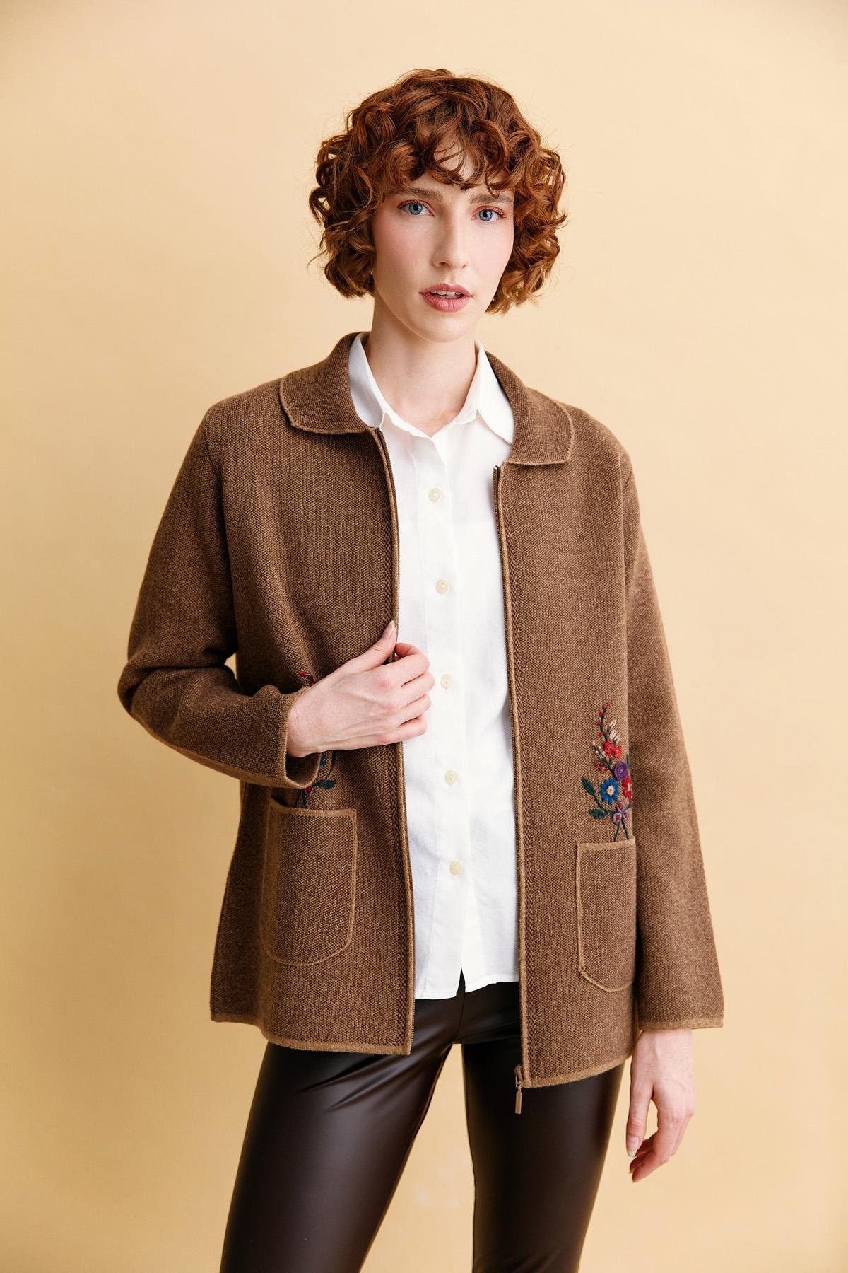 24005Kadın Polo Yaka İşlemeli Kısa Yün Hırka V.Camel