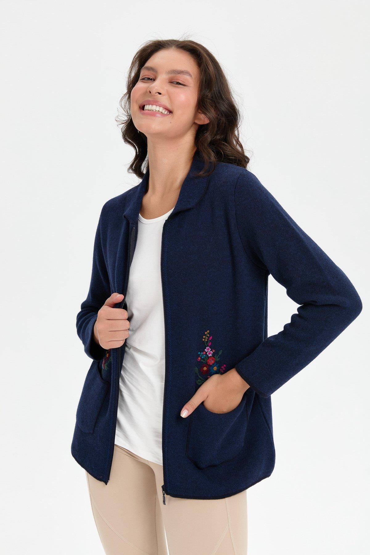 24005Kadın Polo Yaka İşlemeli Kısa Yün Hırka K.Lacivert