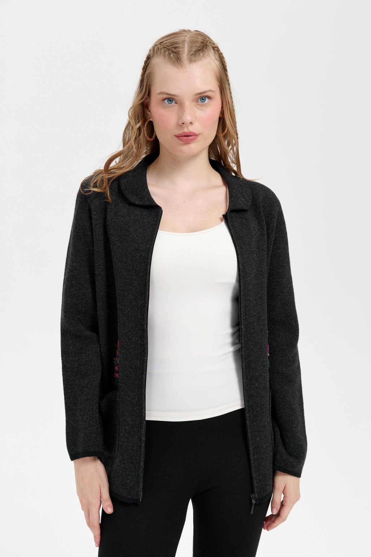 24005Kadın Polo Yaka İşlemeli Kısa Yün Hırka Siyah