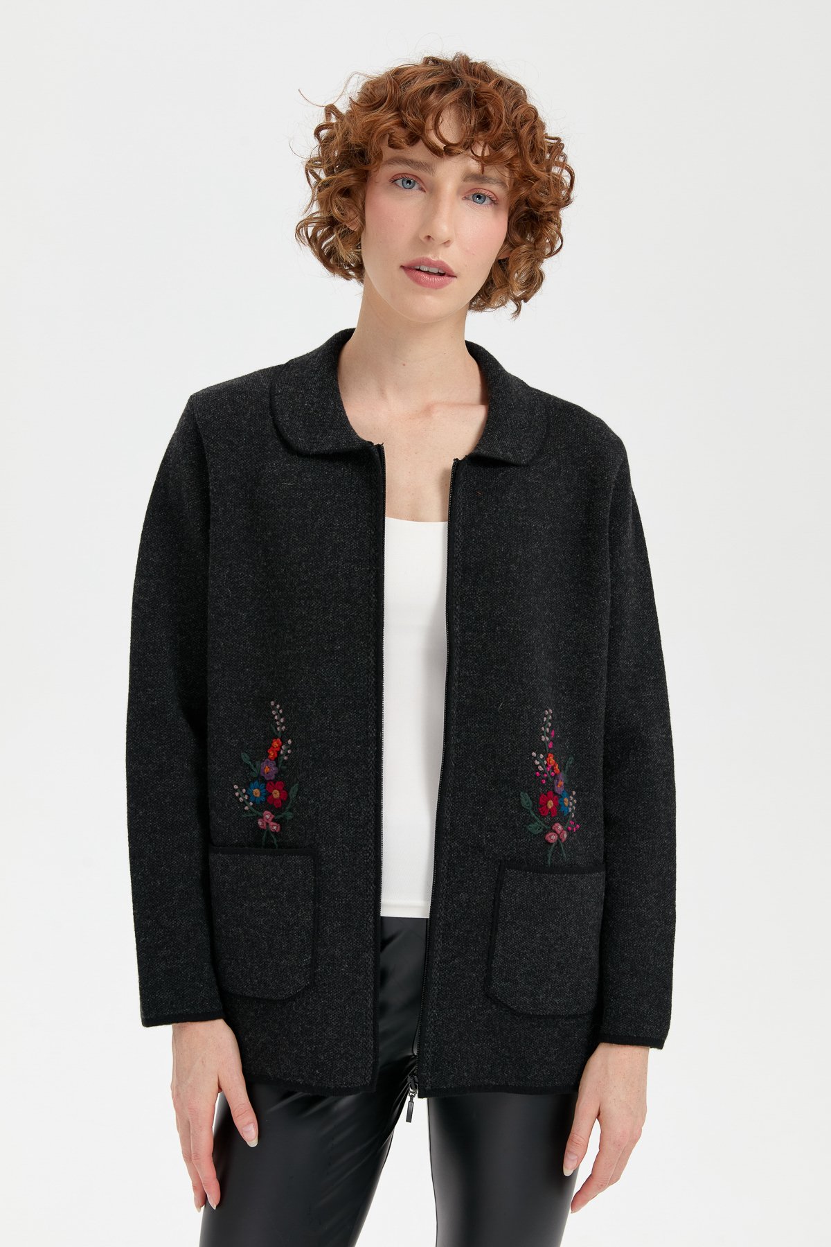 24005Kadın Polo Yaka İşlemeli Kısa Yün Hırka Siyah