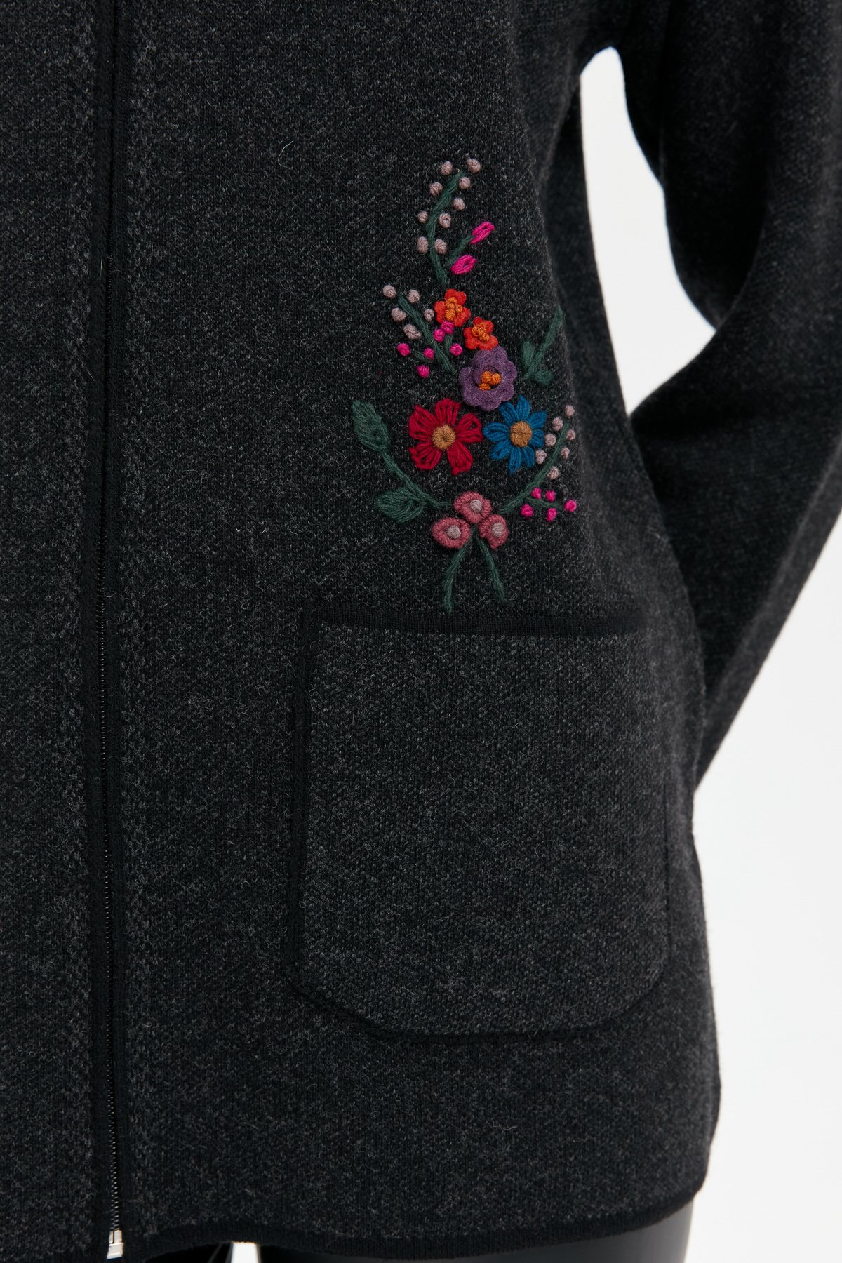 24005Kadın Polo Yaka İşlemeli Kısa Yün Hırka Siyah