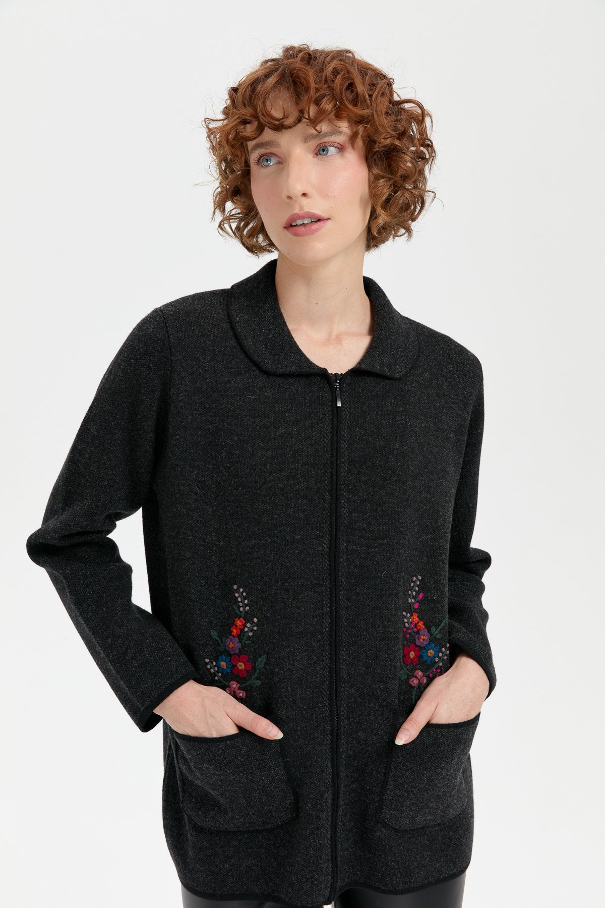 24005Kadın Polo Yaka İşlemeli Kısa Yün Hırka Siyah