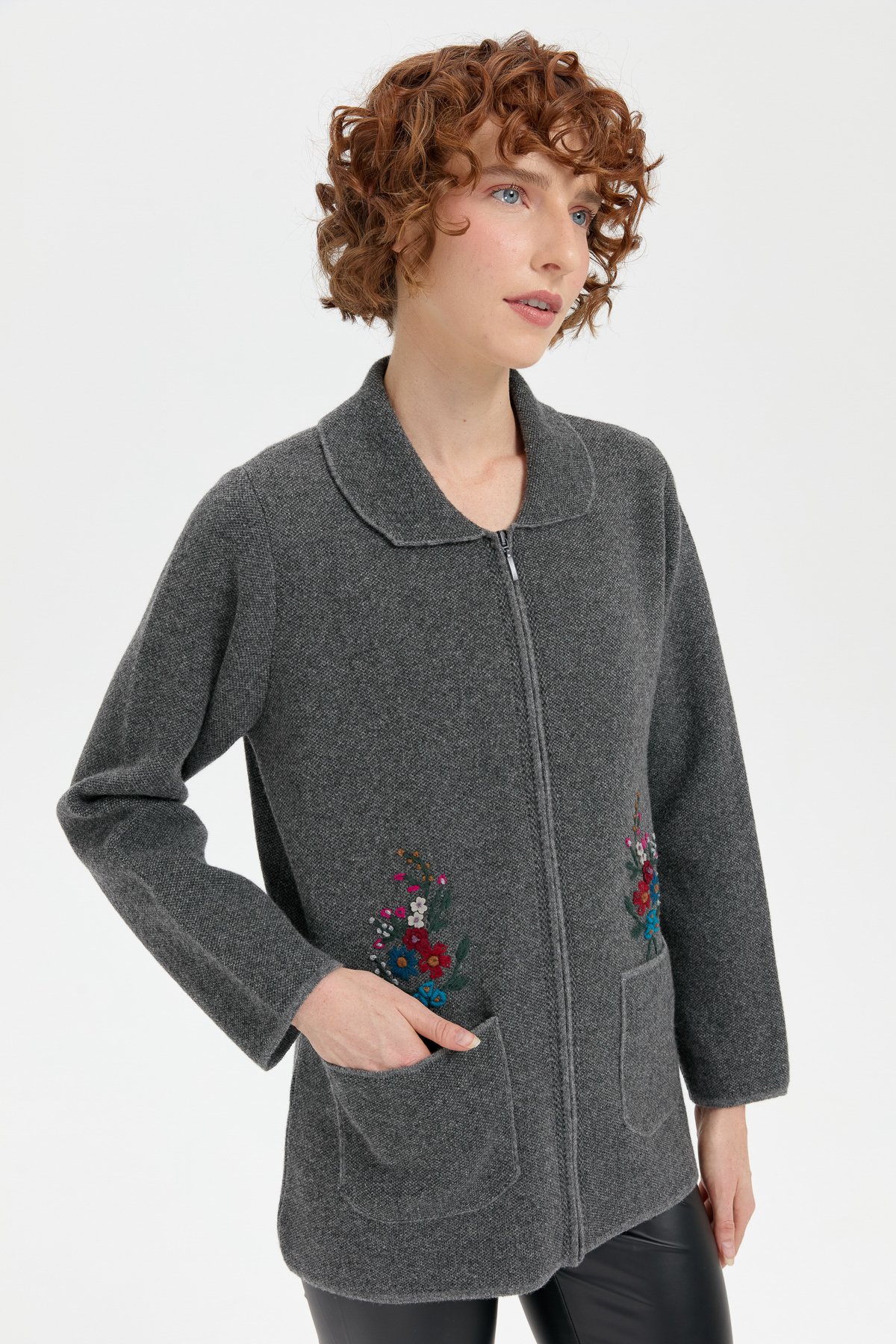 24005Kadın Polo Yaka İşlemeli Kısa Yün Hırka Füme