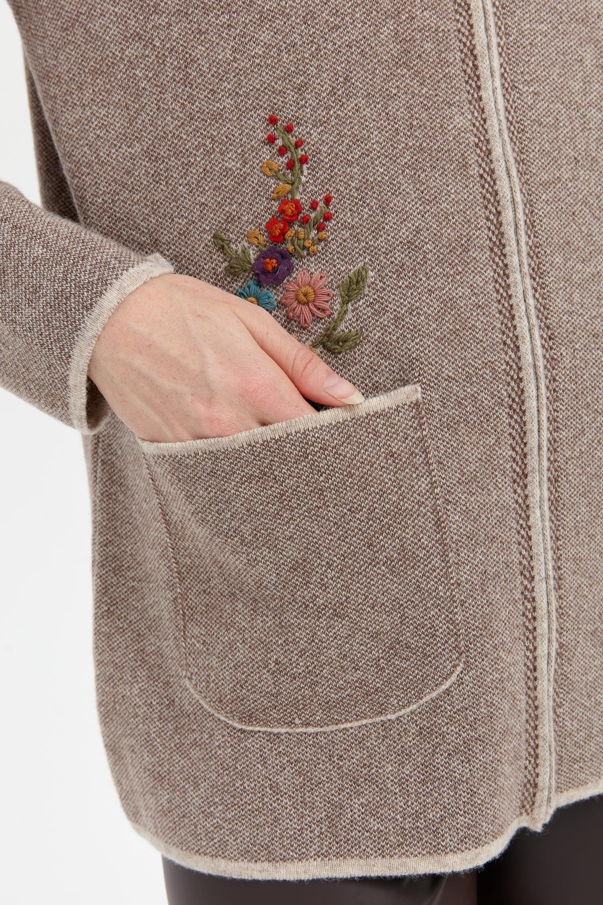 24005Kadın Polo Yaka İşlemeli Kısa Yün Hırka V.Bej